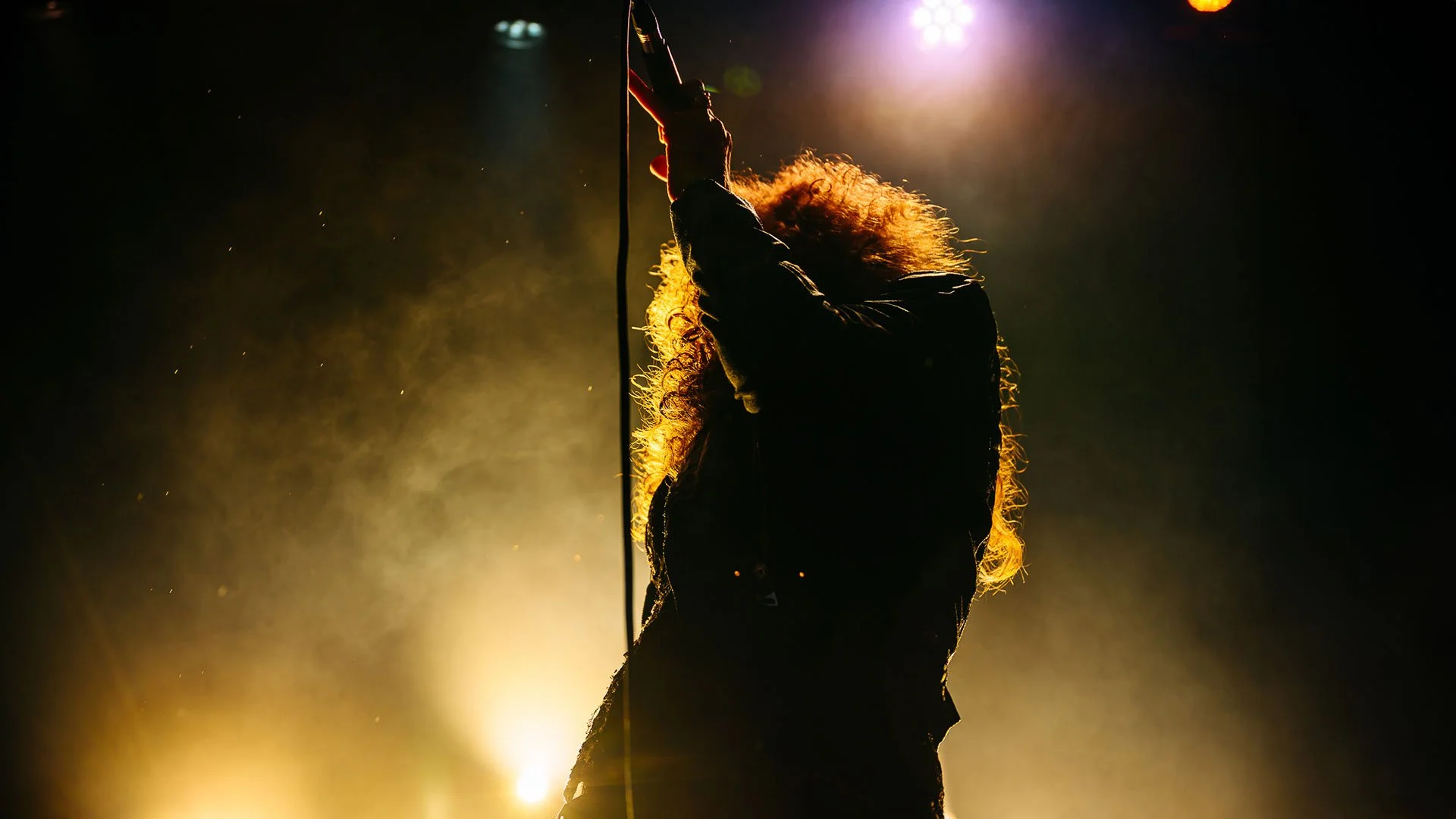 concert-scene-lumiere-artiste-contrejour-photo-evenement.jpg
