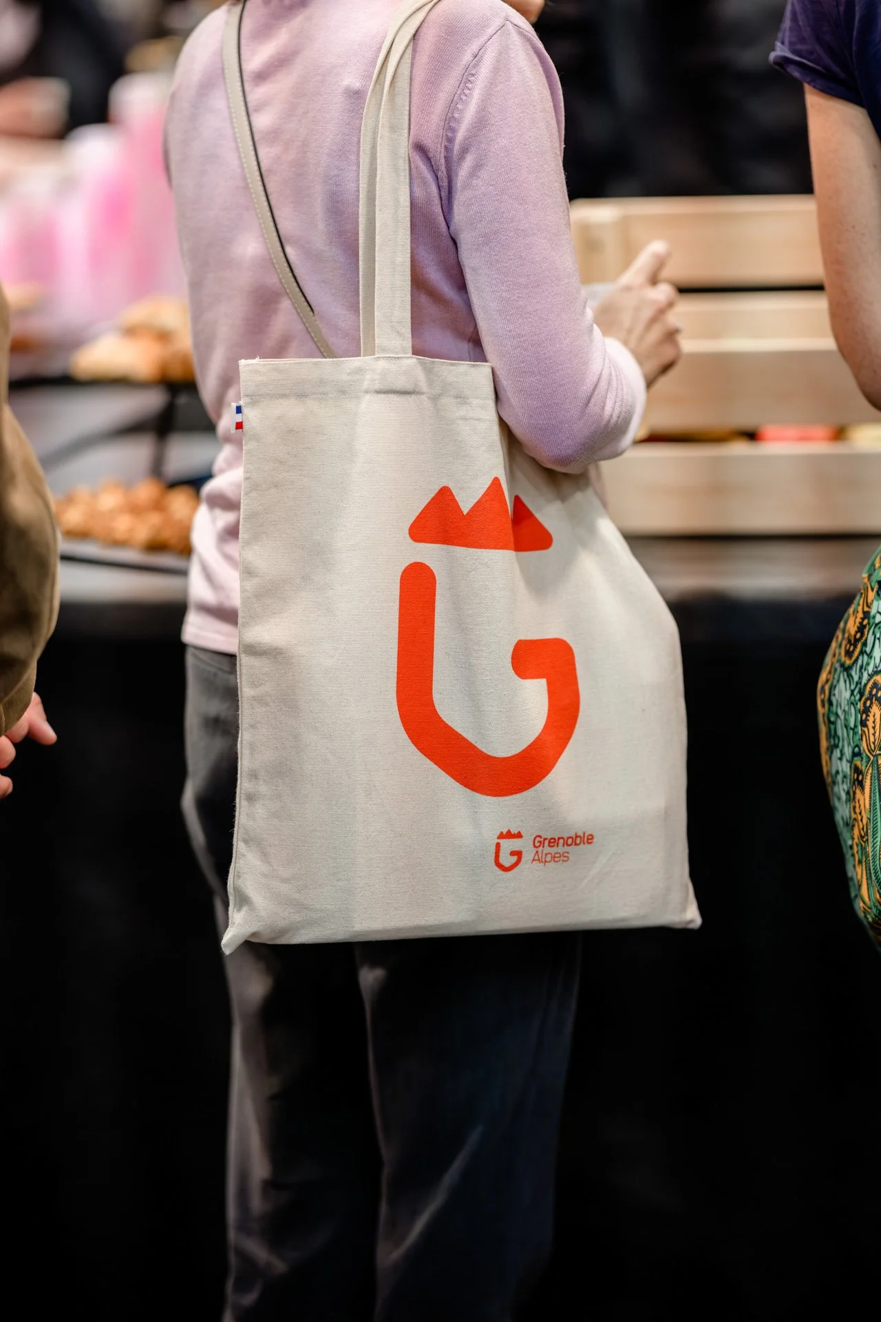 Détail d’un tote bag aux couleurs de Grenoble Alpes, symbole de l’identité territoriale mise à l’honneur durant les Assises de l’AFIGESE 2024.