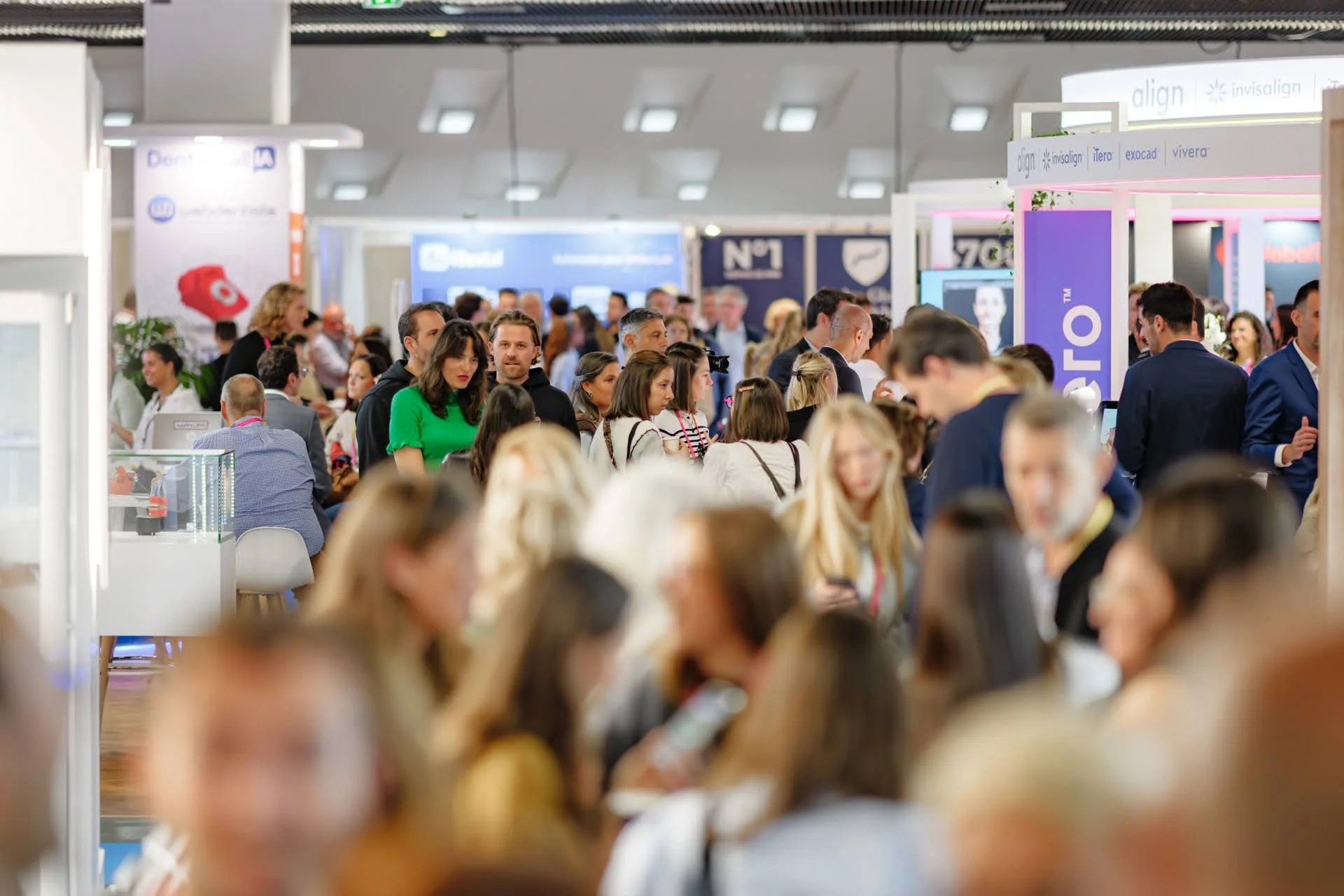Couverture photo d’un salon professionnel avec forte affluence