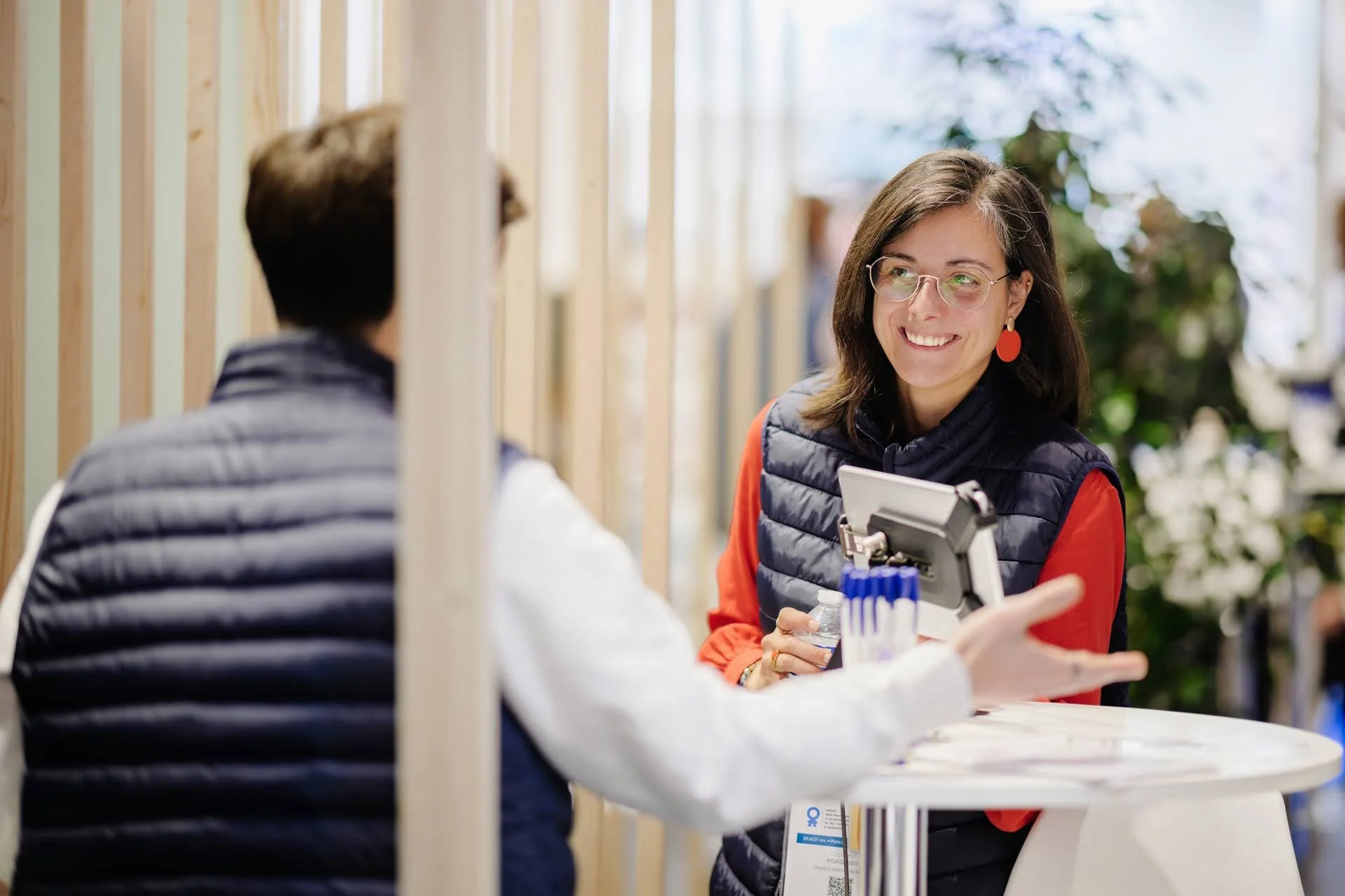 Accueil et échanges sur un stand lors d’un événement professionnel à Paris