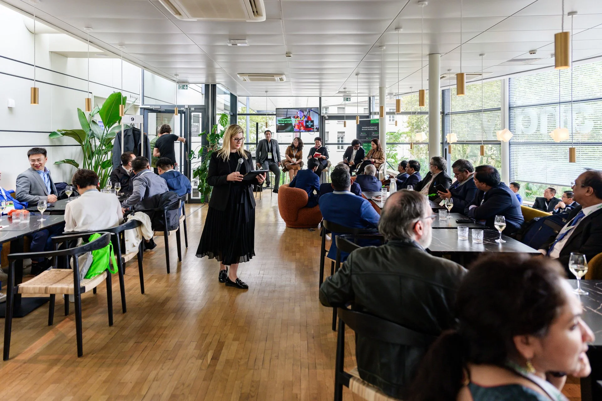 Vue générale du Café Gaudry pendant les discussions – reportage photo à Grenoble