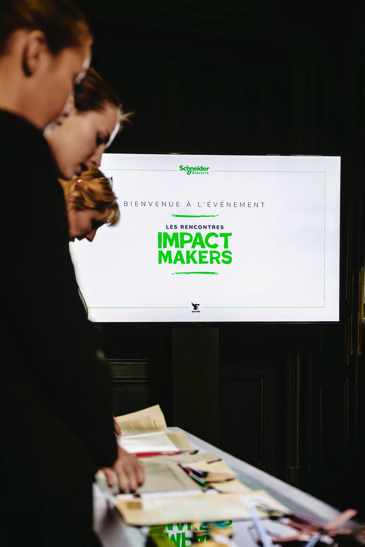 Accueil des participants à l’événement Impact Makers au Pavillon Étoile à Paris – reportage corporate Schneider Electric.