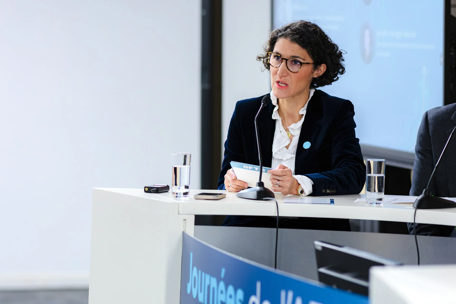 Intervenante prenant la parole lors d’une table ronde aux Journées AFTE 2025, reportage réalisé pendant une conférence corporate à Paris La Défense.