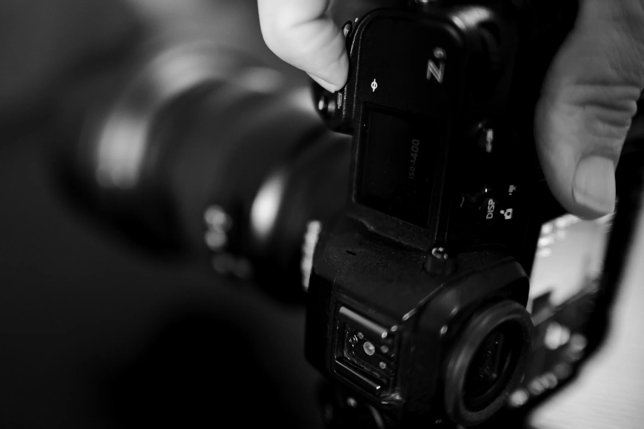 Prise de vue en lumière difficile par un photographe événementiel