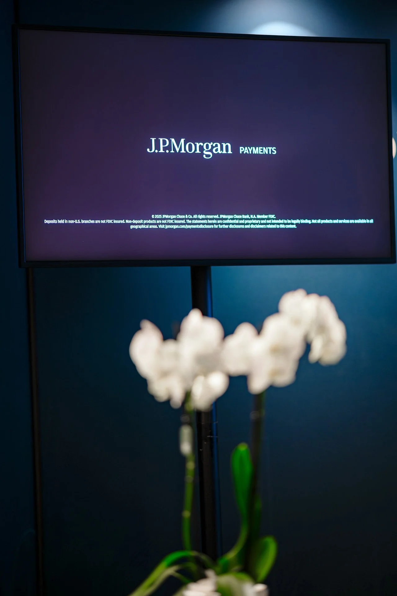 Stand partenaire corporate photographié lors d’un salon professionnel à Paris