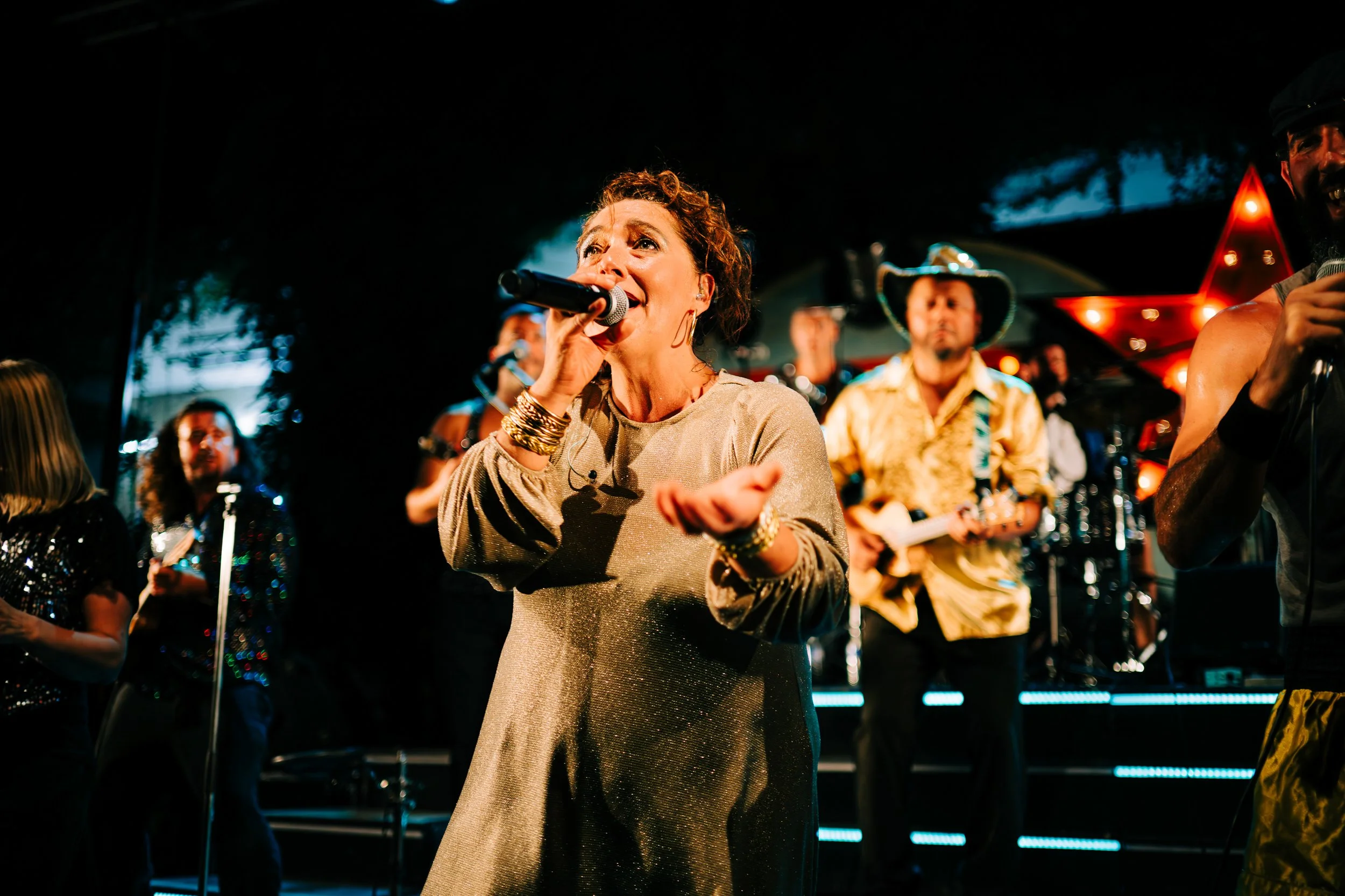 Chanteuse du Big Ukulélé Syndicate sur scène au Minimistan