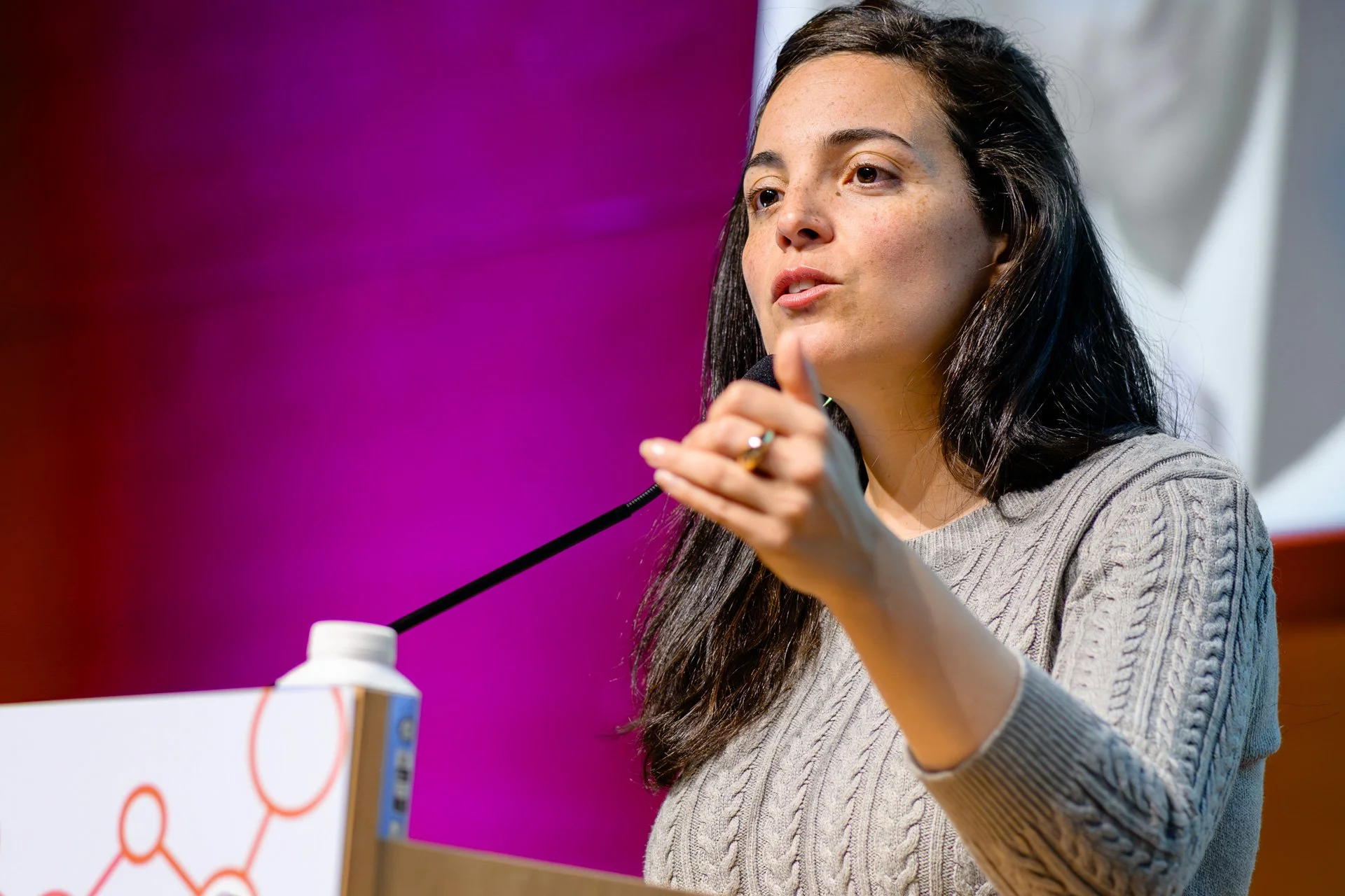 Portrait d’une intervenante en conférence lors des Assises de l’AFIGESE 2024 à Grenoble.