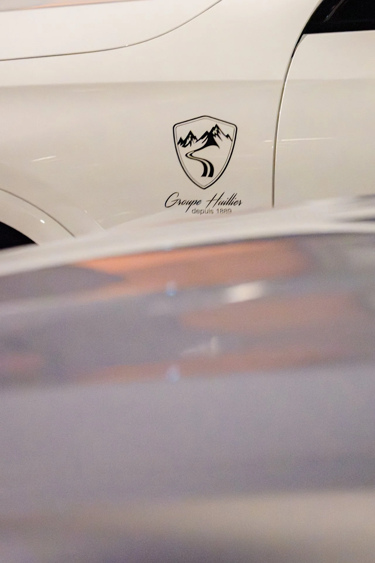 Détail du logo Mercedes Groupe Huillier exposé pendant la soirée événementielle Legal2digital