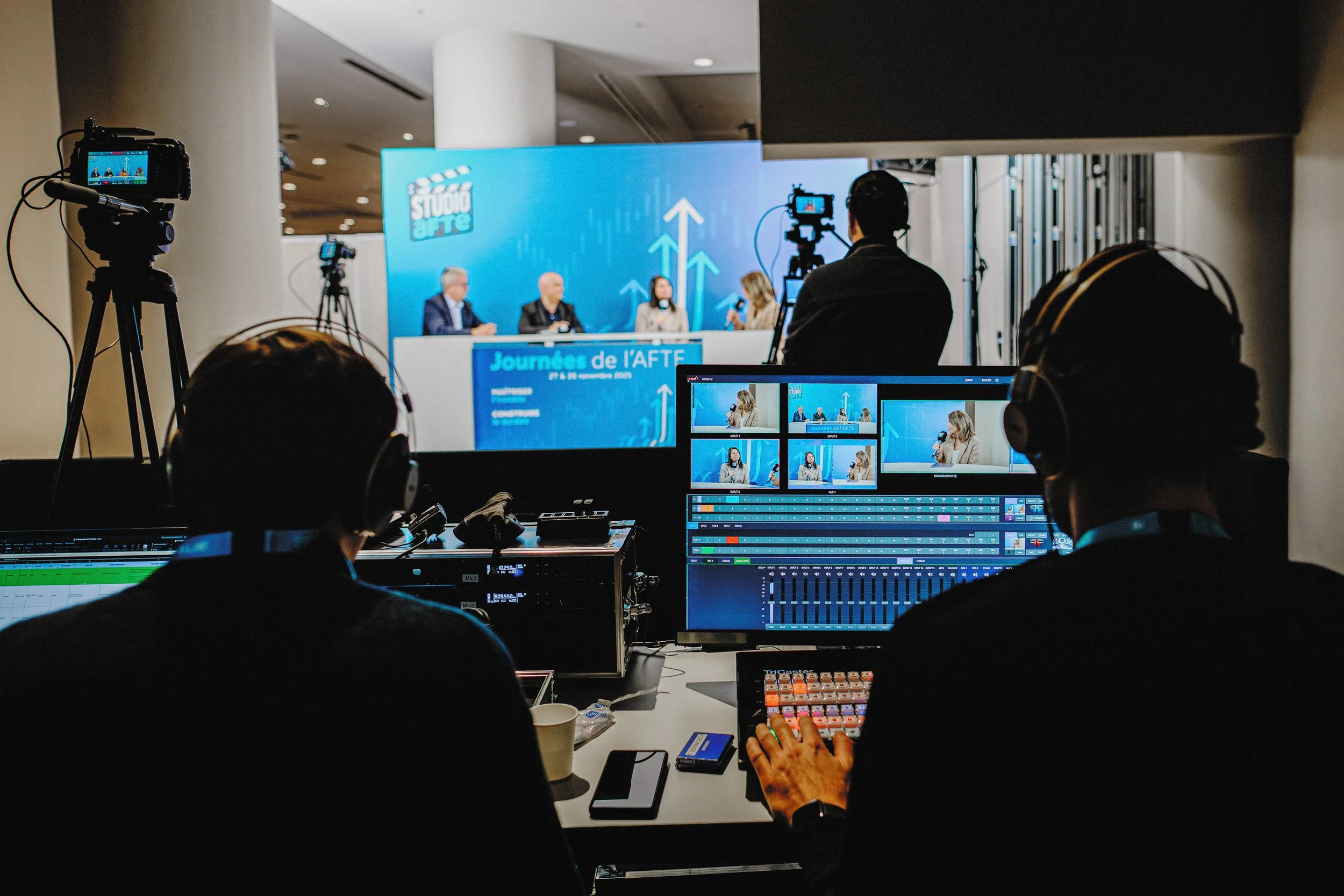 Régie technique assurant la production live des Journées AFTE 2025, photographiée dans le cadre d’un reportage événementiel corporate à Paris.