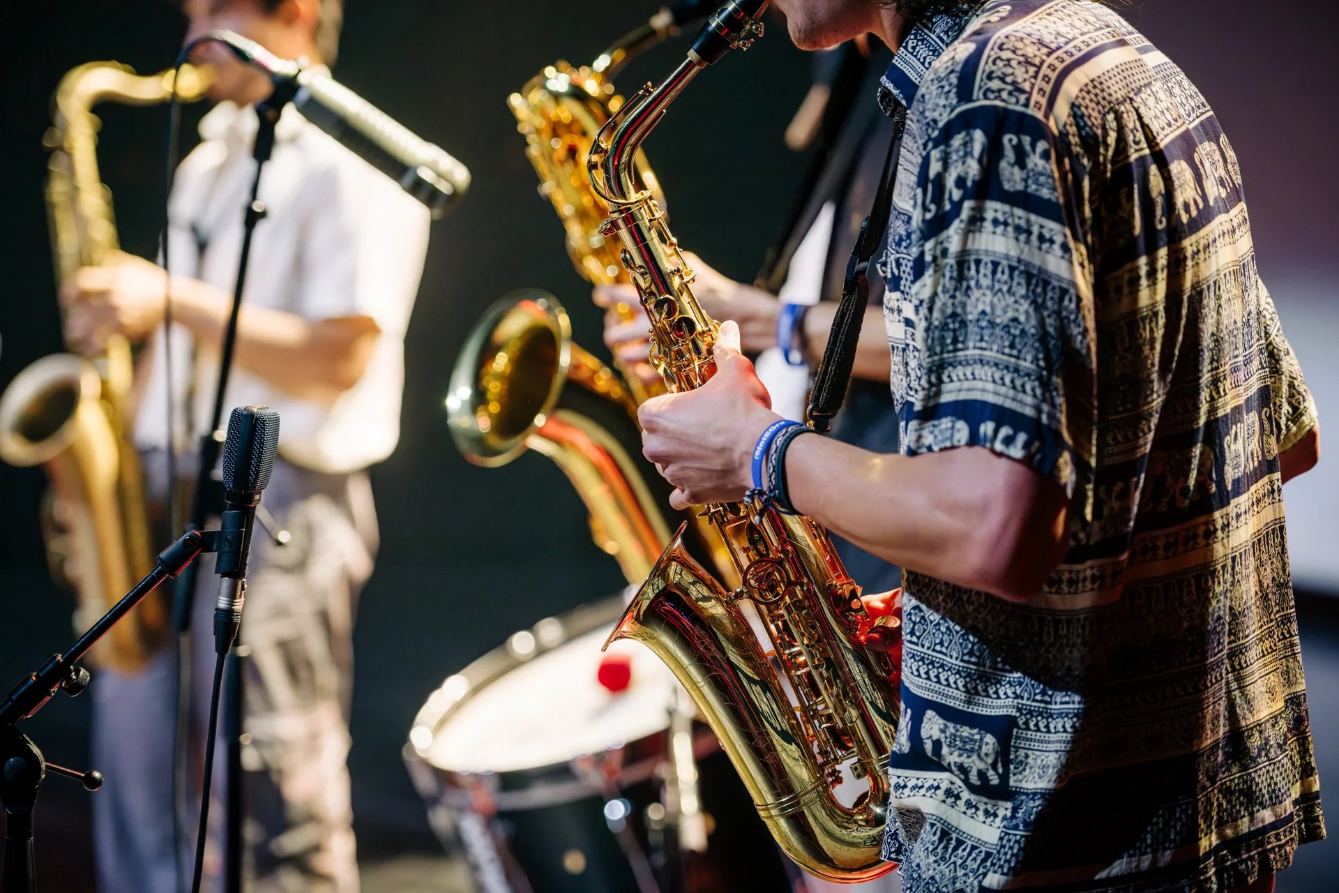 Gros plan sur les saxophones et les musiciens pendant le concert du gala CBH Graduate School.