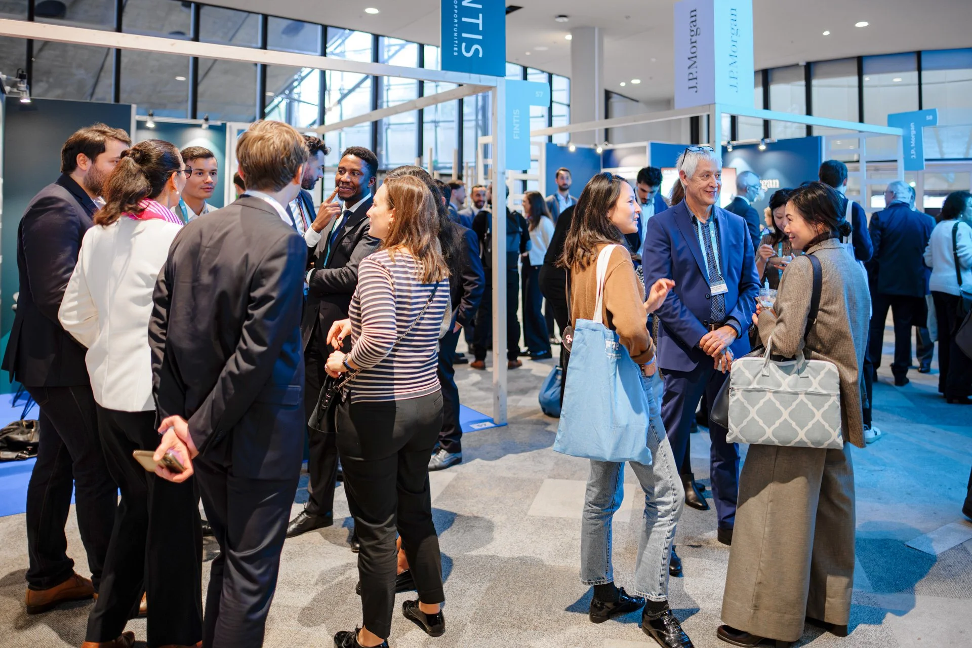 Stand d’exposition des Journées de l’AFTE 2025 avec visiteurs en interaction, illustrant l’intensité du networking professionnel.