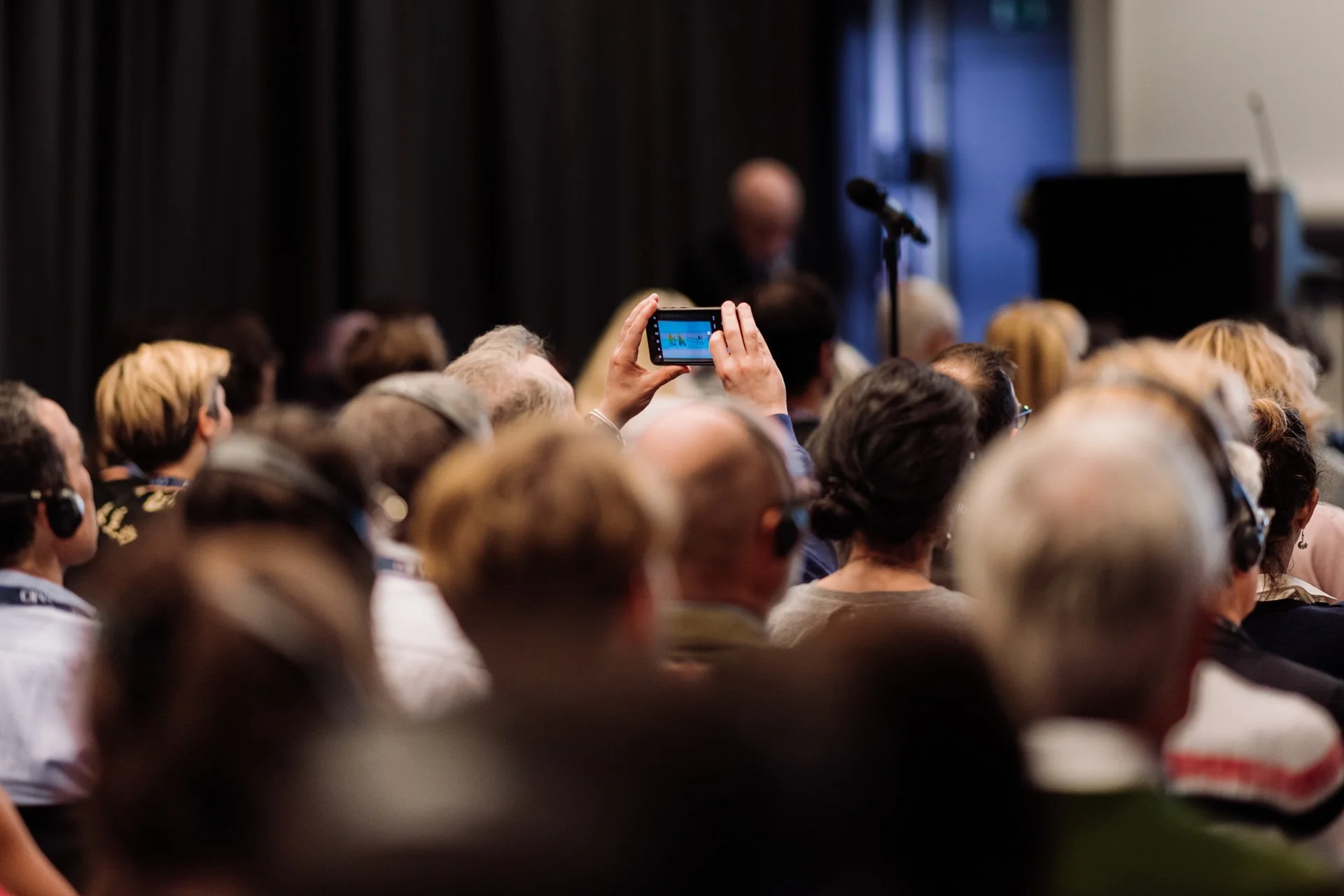 Public assistant à une conférence photographié en reportage professionnel