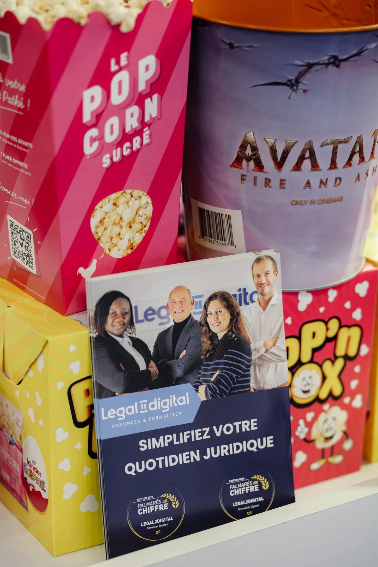 Détail de supports de communication Legal2digital et pop-corn personnalisés lors de la soirée événementielle au cinéma