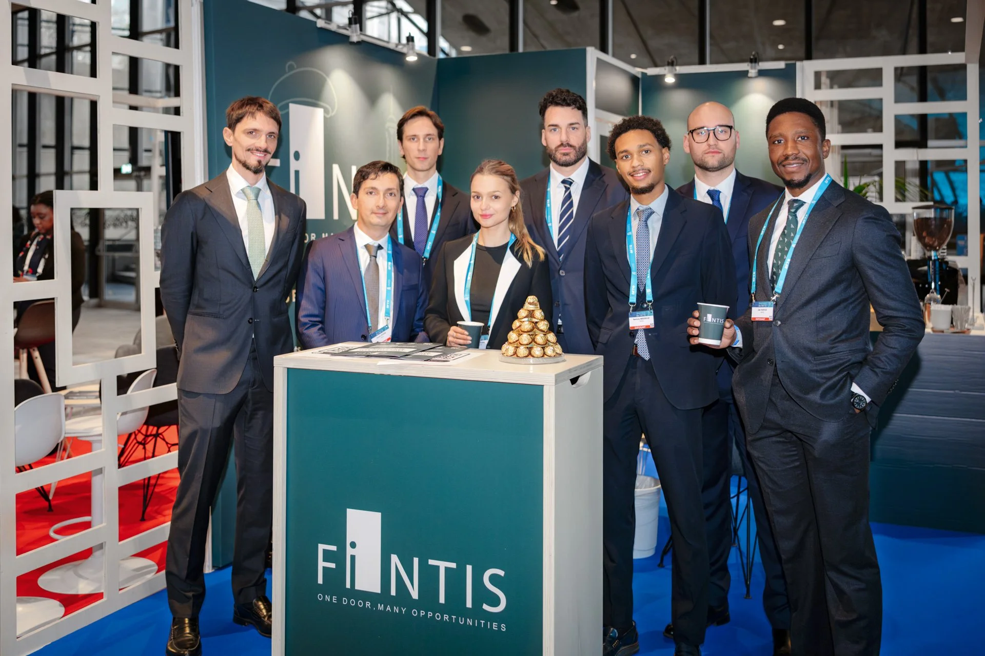 Groupe de collaborateurs Fintis posant sur leur stand, lors du salon professionnel des Journées de l’AFTE 2025.