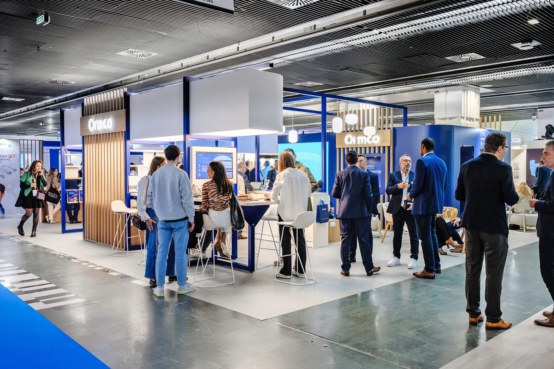 Espace d’accueil d’un stand exposant lors d’un salon professionnel photographié en reportage