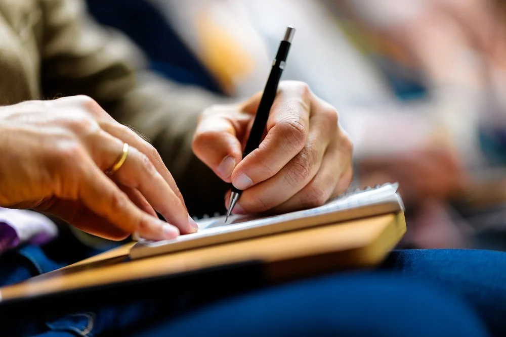 Prise de notes lors d'un séminaire d'entreprise à Paris