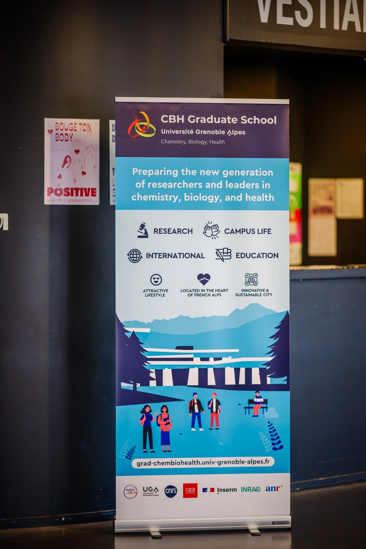 Kakemono de la Graduate School CBH de l’Université Grenoble Alpes accueillant les participants de l’événement.