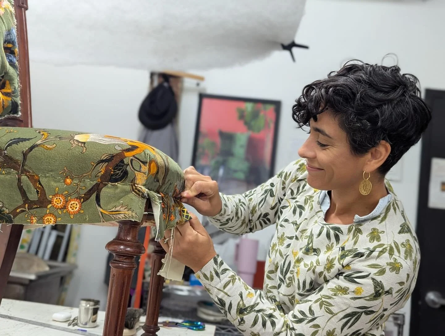 Another day in the adventures of my outfit matching the upholstery. 🌿🌱🍃

Oh, and stay tuned for this upcoming trio from @houseofhackney, it&rsquo;s going to be a thing of beauty! 

#upholsterynyc #madeinnyc #chairmakeover