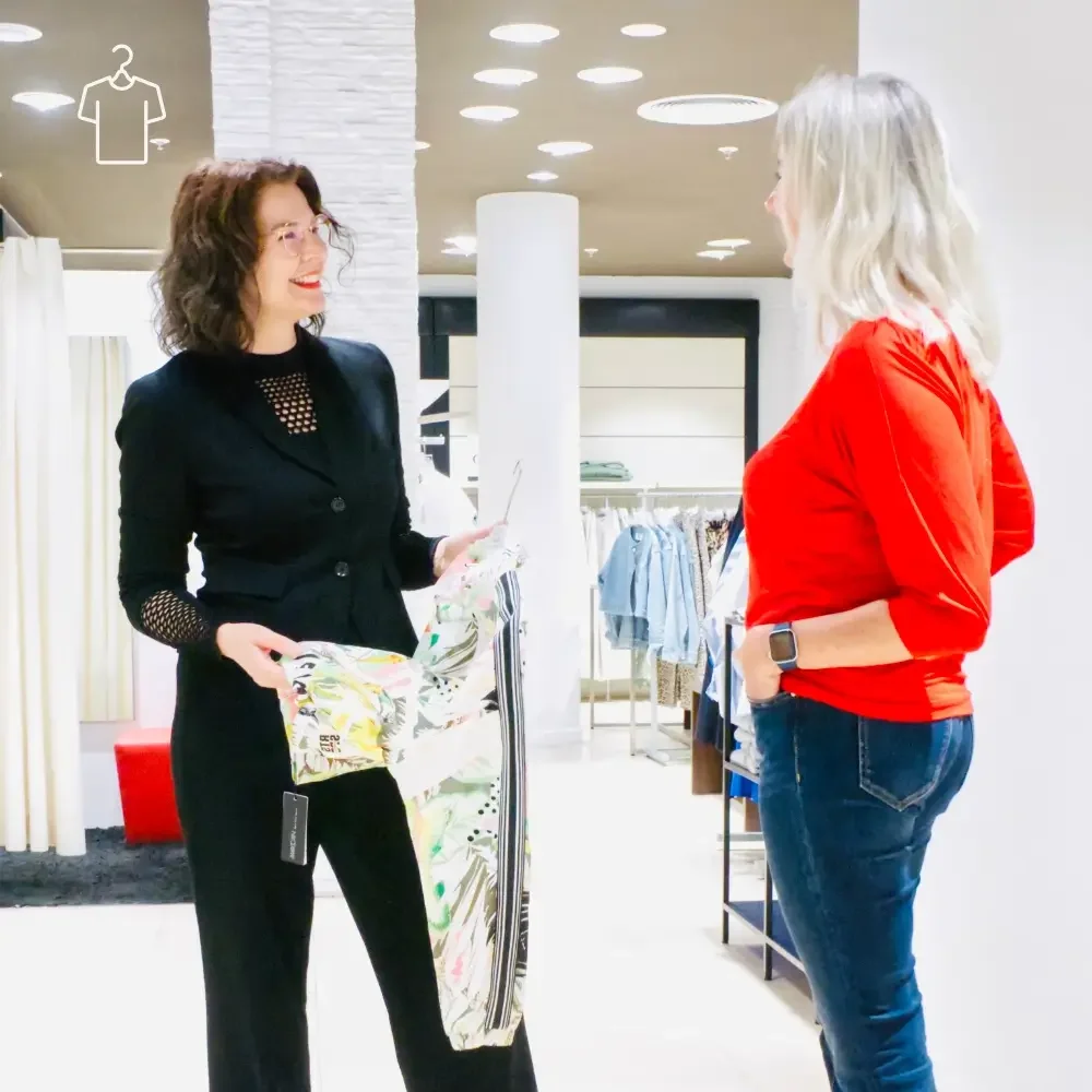 Alexandra Poser berät eine Kundin während der Shoppingbegleitung im Store.