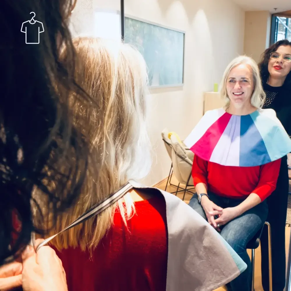 Alexandra Poser legt einer Kundin Farbtücher an und führt eine Farbberatung durch.