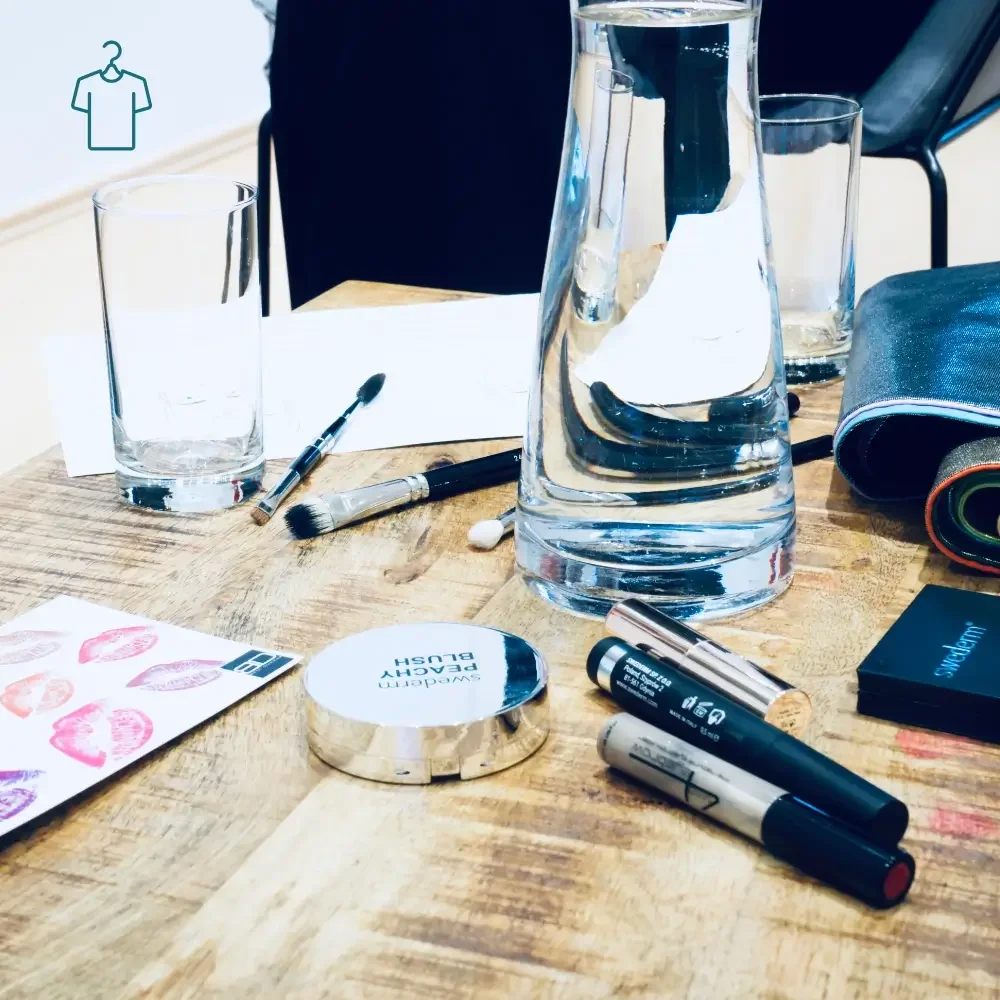 Make-up-Produkte und Arbeitsmaterialien, verwendet im Personal Styling.