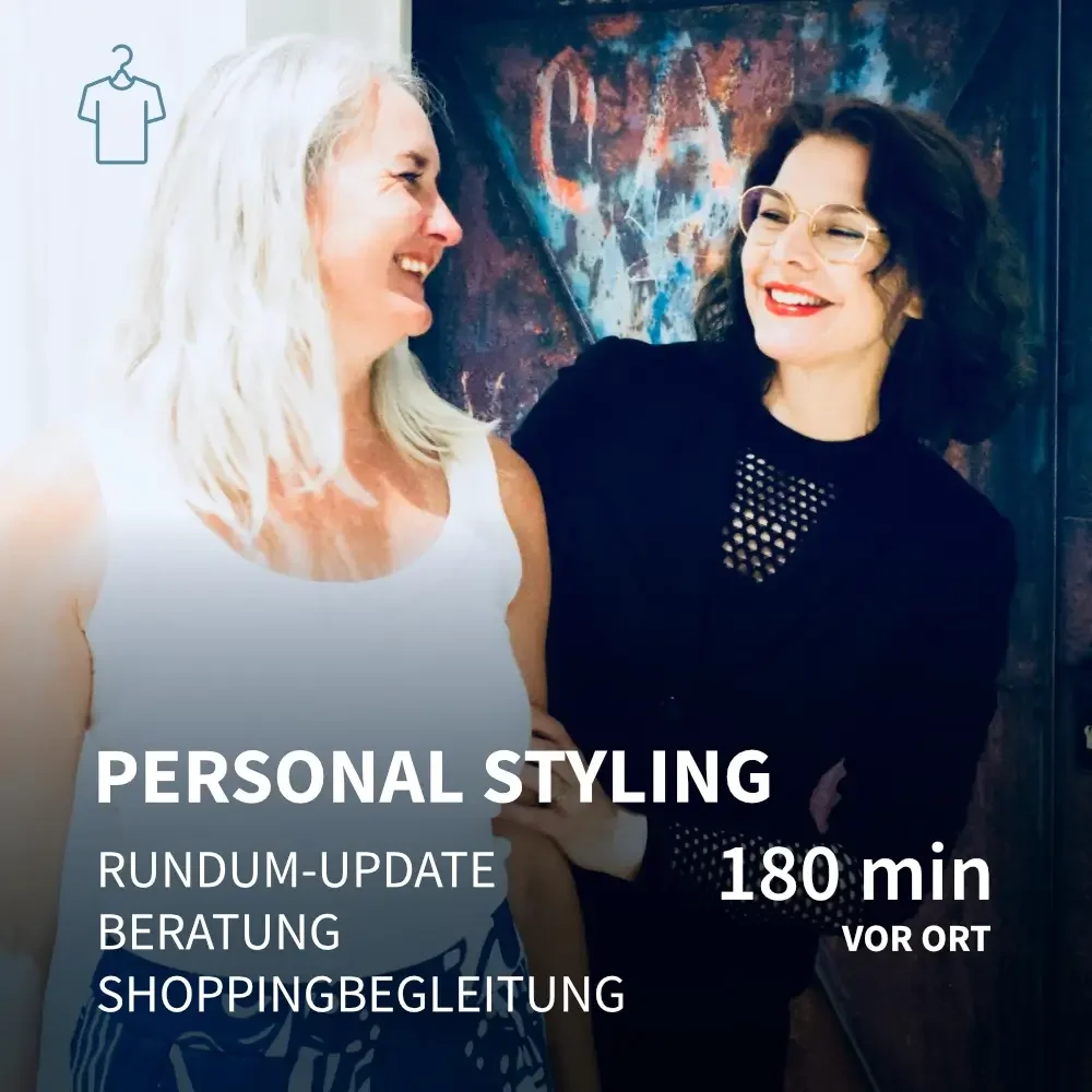 Alexandra Poser berät eine Kundin während einer Personal-Styling-Session vor Ort.