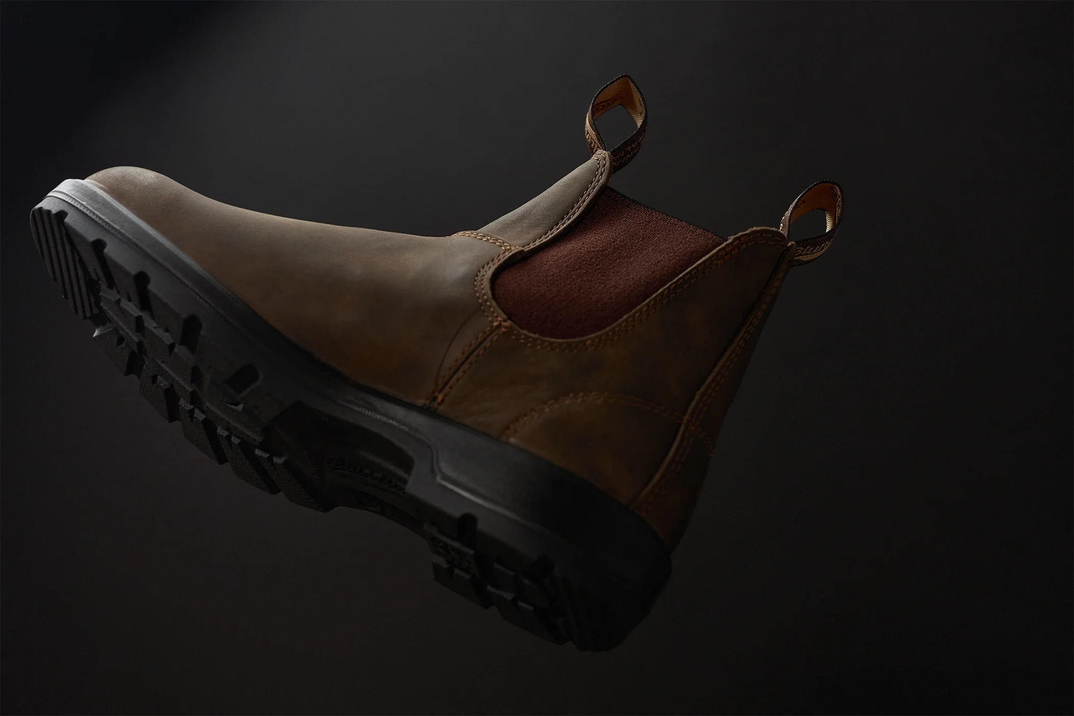 blundstone-originals-chelsea-boot-studio-product-shot.webp