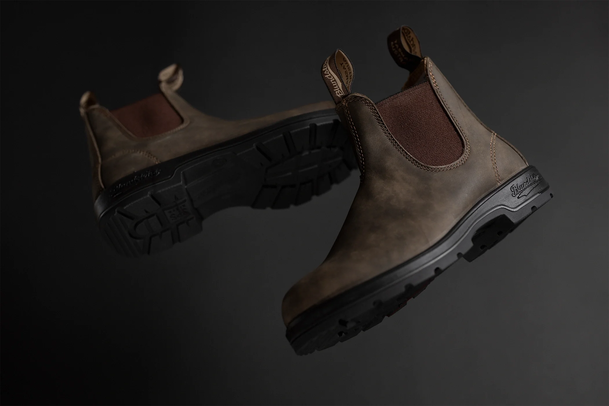 blundstone-originals-chelsea-boot-studio-product-shot-2.webp