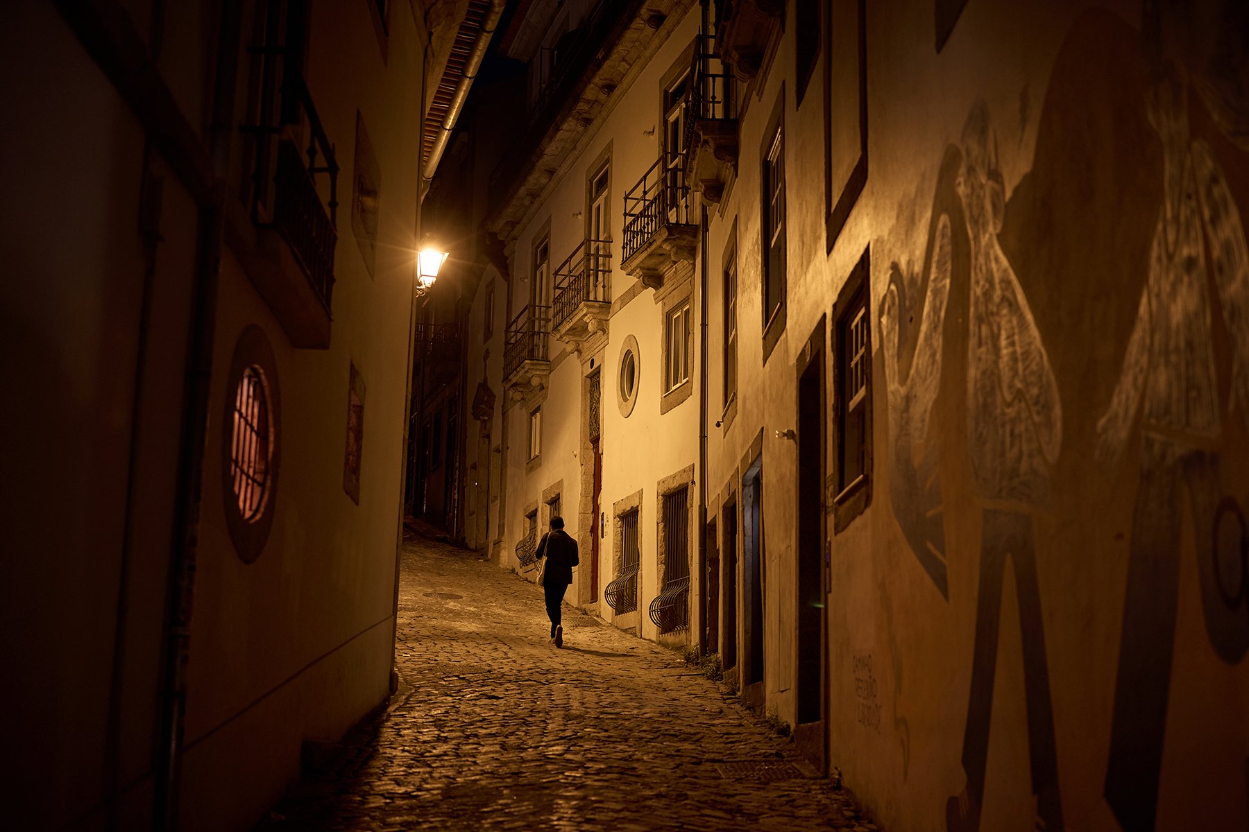 porto-travel-photography-ribeira-district-street-scene-unesco-city-mood.jpg