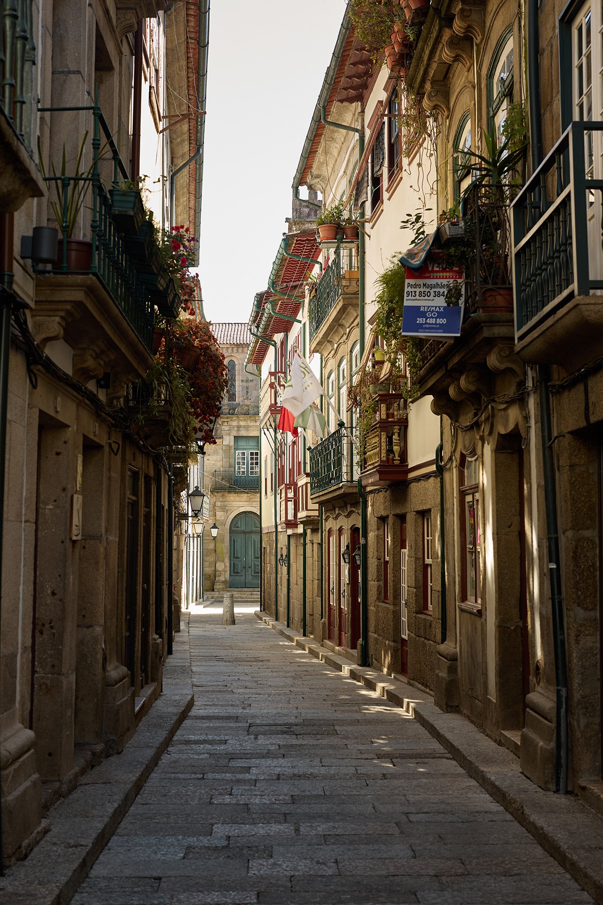street-photography-porto-portugal-azulejo-tile-facade-historic-city-architecture.jpg