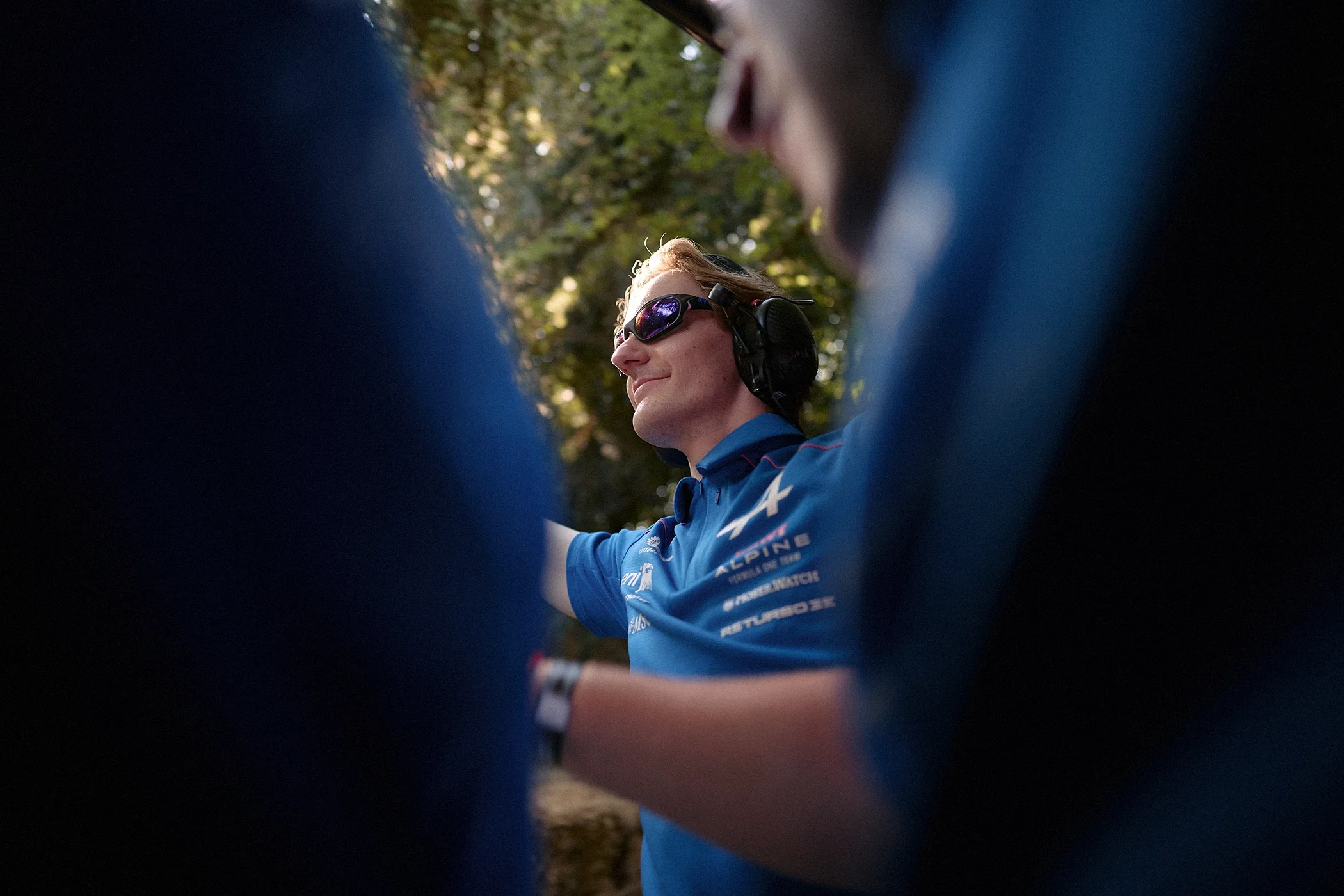 alpine-f1-team-member-waving-to-fans-hill-climb-goodwood-festival-of-speed-2026.webp