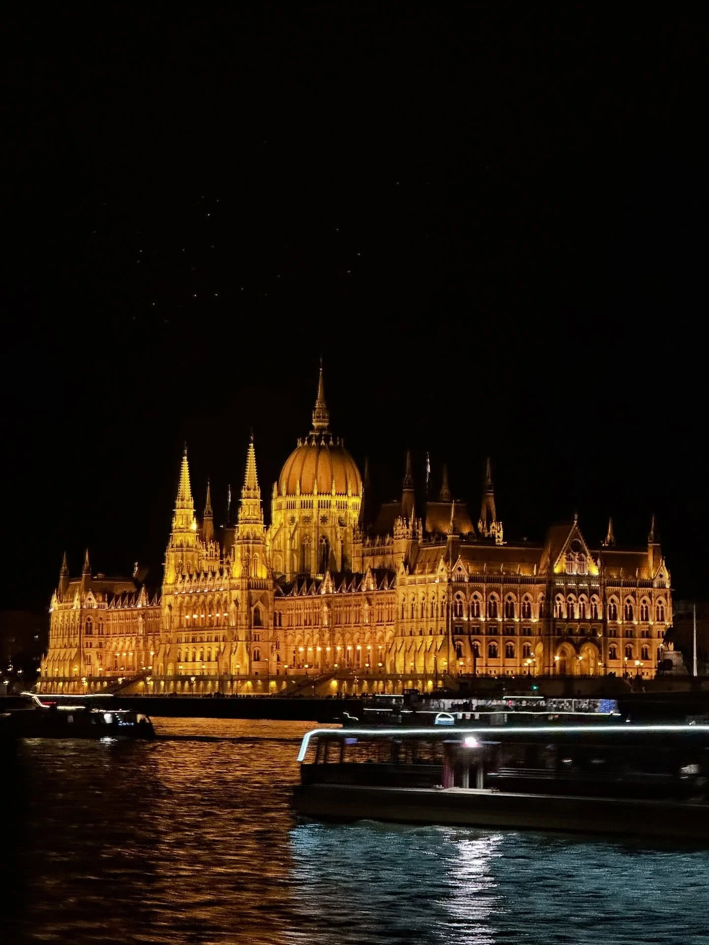Budapest at night 🇭🇺 &hellip; great tasting experience at Kadarka Wine Bar 🥂 Furmint should be on everyone list to try white wines &hellip; refreshing/sharp acidity, smoky undertones and long aging potential!

&bull;
&bull;
&bull;
#winegeek #winel