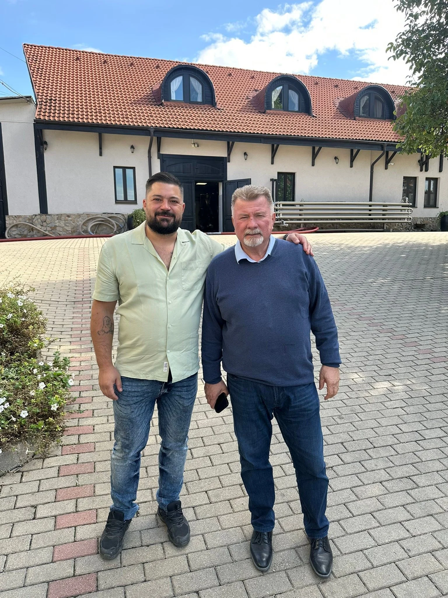 Quick trip to Miniș wine region in situated on the western slopes of Apuseni Mountains Romania 🇷🇴 always special to see such great wines so close to where i grew up ! Congrats to HB Wine for their new project and also it was a great pleasure to see