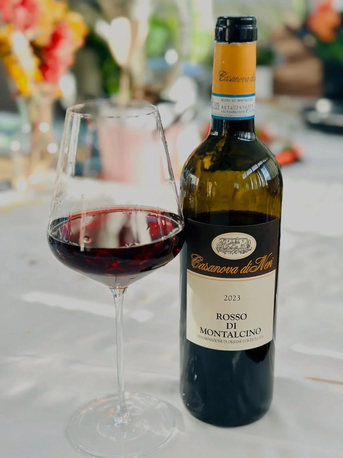 Casanova di Neri &ndash; Rosso di Montalcino 2023 🍷🇮🇹
Elegant, vibrant, and immediately enjoyable &mdash; this Rosso captures the freshness of Sangiovese grown on the northeastern slopes of Montalcino, where altitude brings tension and lift. On th