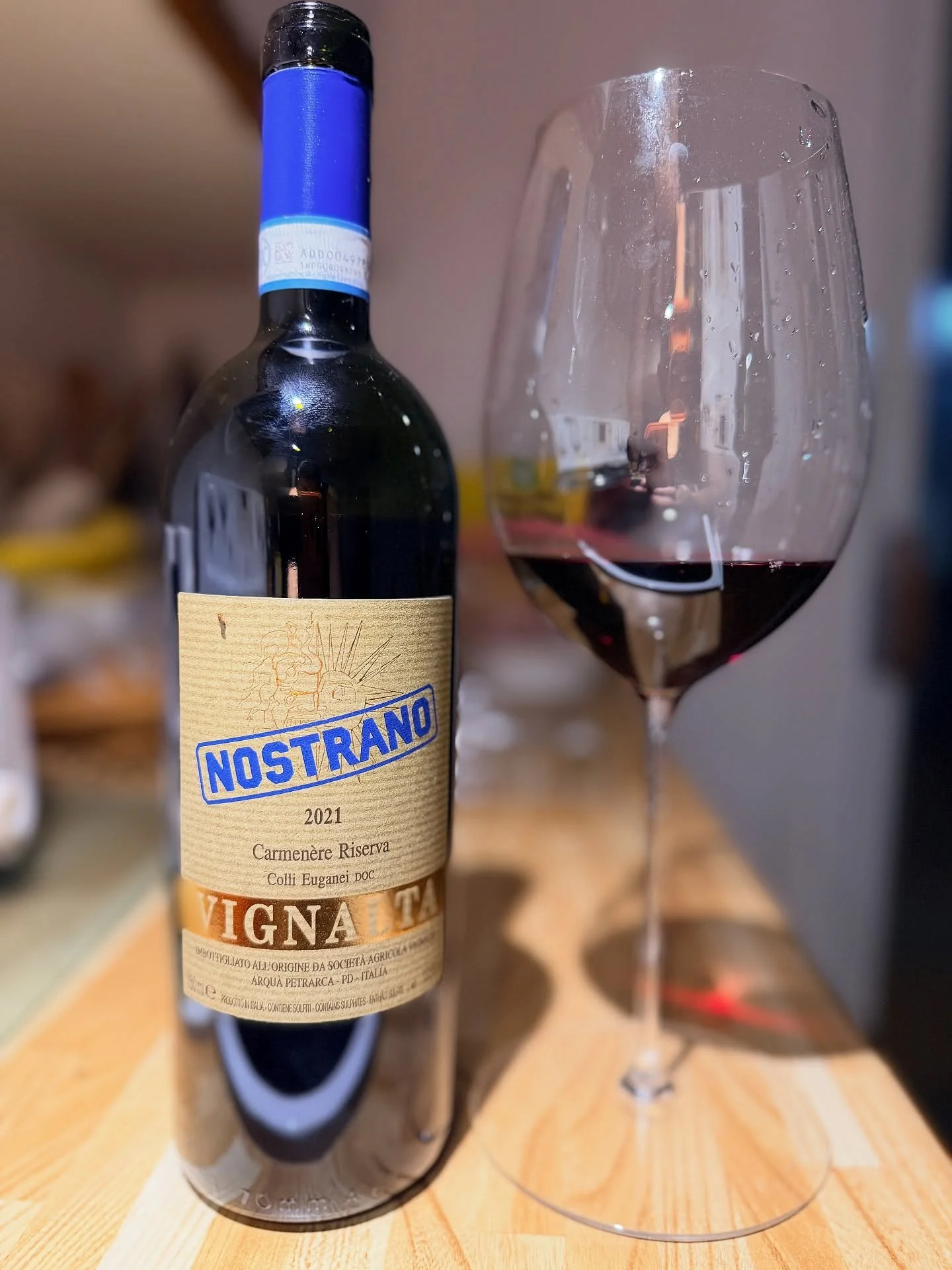 Carm&eacute;n&egrave;re Riserva Nostrano 2021 &ndash; Vignalta 🍷🇮🇹
From the volcanic slopes of the Colli Euganei DOC (Veneto), this refined Carm&eacute;n&egrave;re with a touch of Cabernet Franc shows the best of the region&rsquo;s mineral-rich so