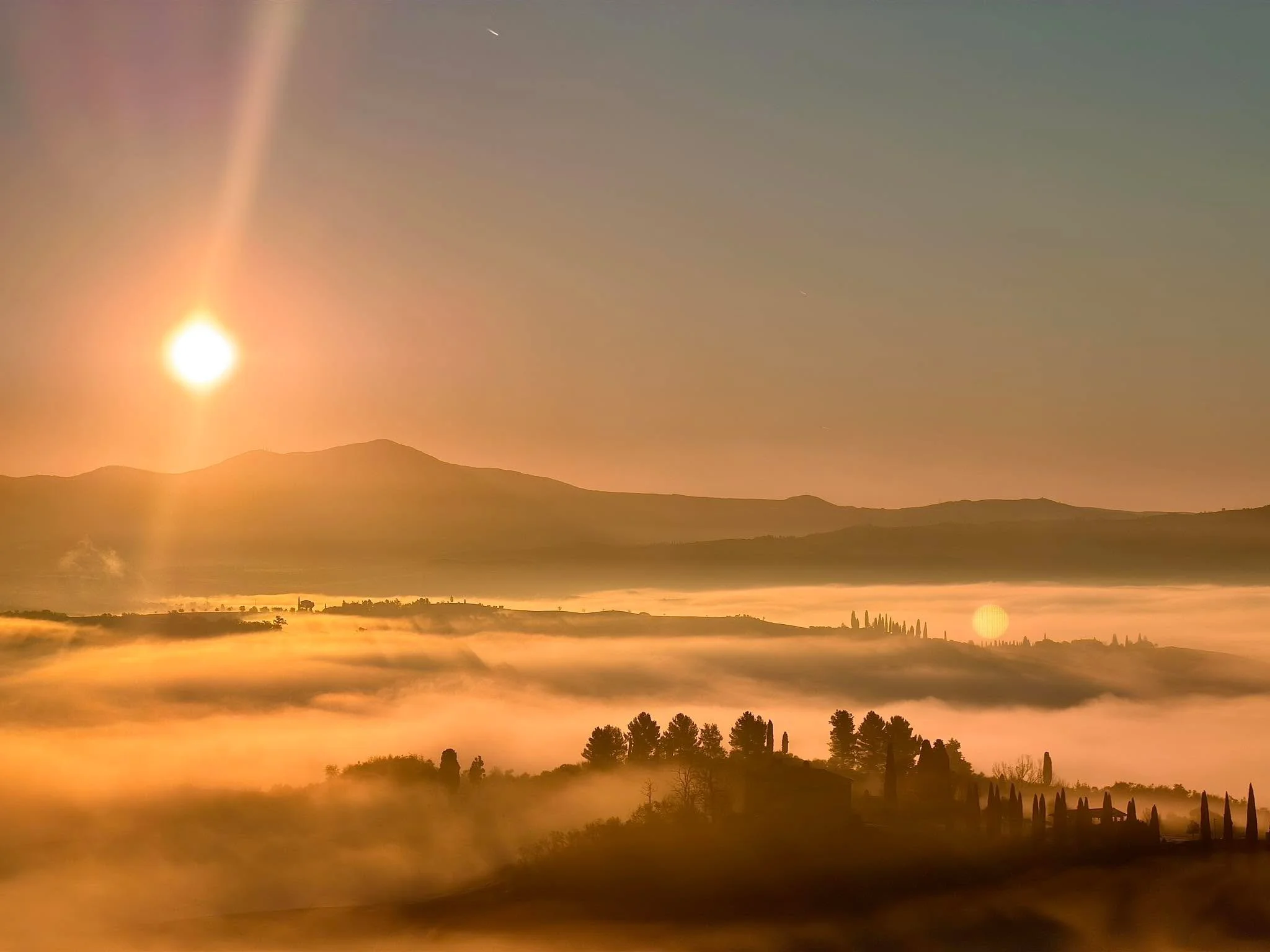 Sunrise 🌅 🇮🇹

&bull;
&bull;
&bull;
&bull;
#tuscany #italy #travel #sunrise #montalcino #orcia #travelphotos #sunrise☀️ #photo #picture #toscana #soare #soleil
