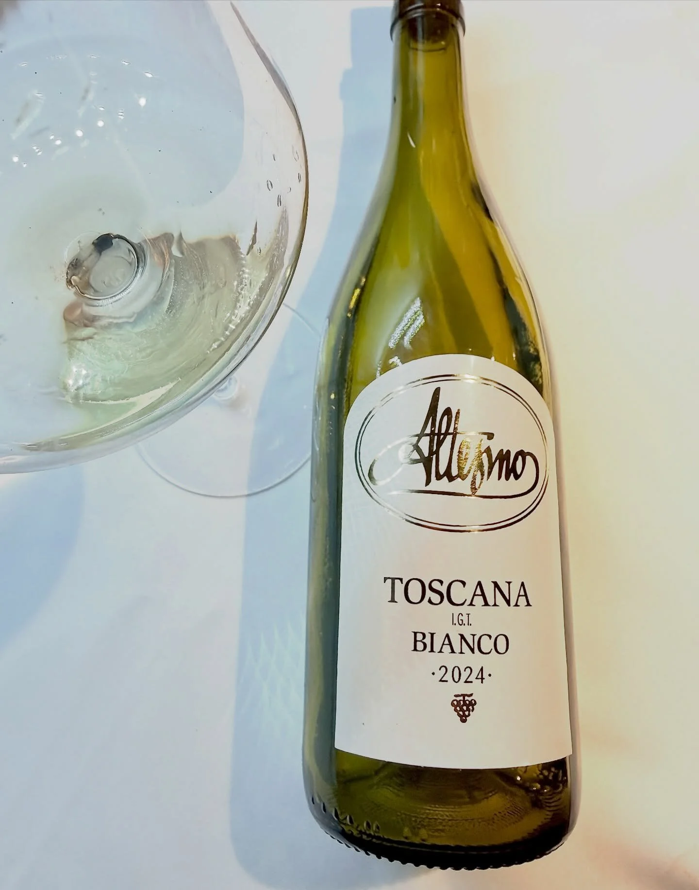 After a week of tasting the red wines of Montalcino, i still didn&rsquo;t want to part ways with the region, so when i got home i had this bottle of Altesino Toscana Bianco 2024 ( thanks to @awsmqc) and decided to give it a try , a fresh  surprise fr