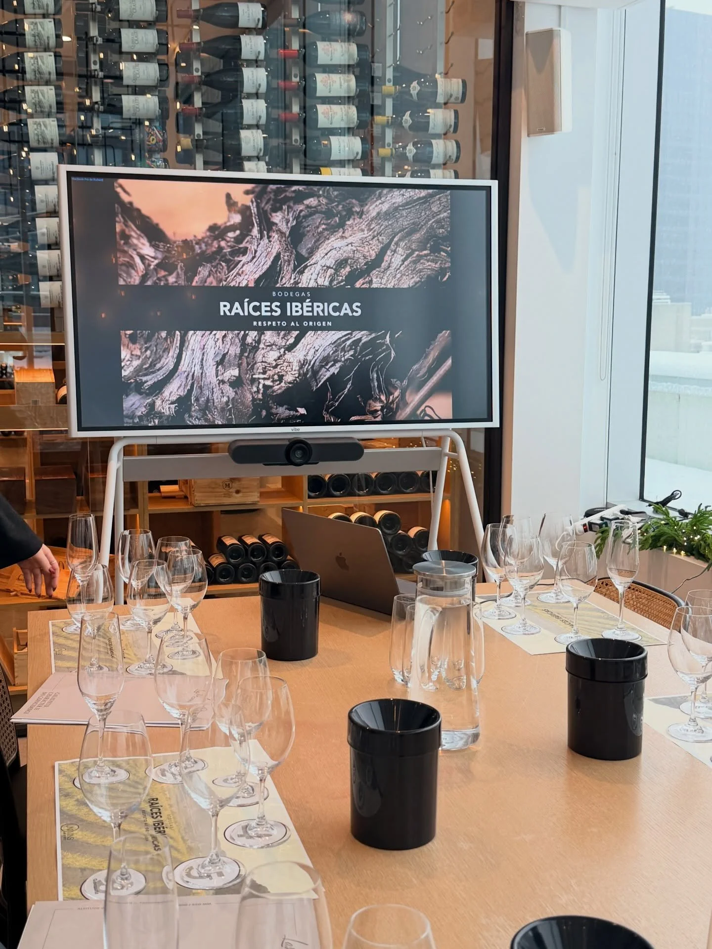 Last week&rsquo;s tasting &mdash; Bodegas Ra&iacute;ces Ib&eacute;ricas 🇪🇸

A project with a clear vision: showcasing Spain&rsquo;s indigenous grape diversity, one grape, one place at a time.

&bull; Over 20 native varieties, vinified mostly as mon