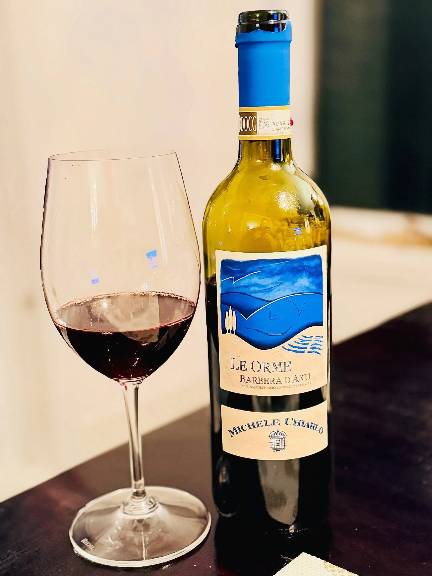 🍷 Barbera that just works. 🇮🇹 

This Barbera d&rsquo;Asti &ldquo;Le Orme&rdquo; from Michele Chiarlo was a spot-on pairing at the table.

What made it shine wasn&rsquo;t fruitiness, but fresh acidity, ripe (not jammy) red fruit, and a savory edge 
