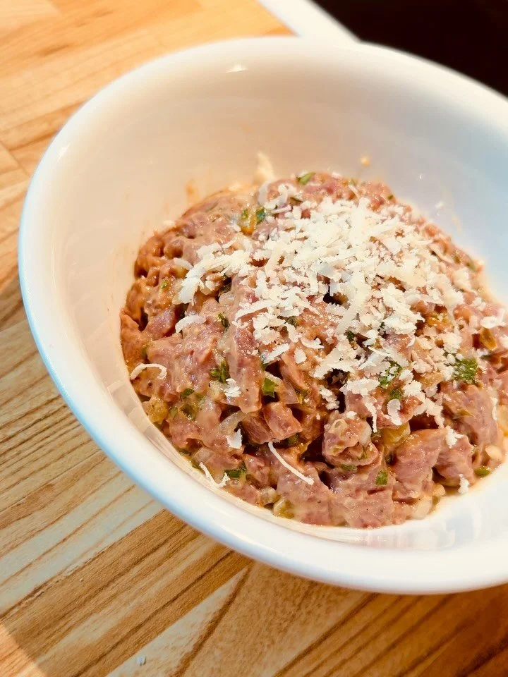 Saturday&hellip; first time preparing a moose tartare&hellip; classic ingredients ( without egg), wanted to keep it fresh and lean &hellip; result was super 😋 &hellip;. thinking of a pairing : Schiava from Alois Lageder 🍷 this lesser known red grap