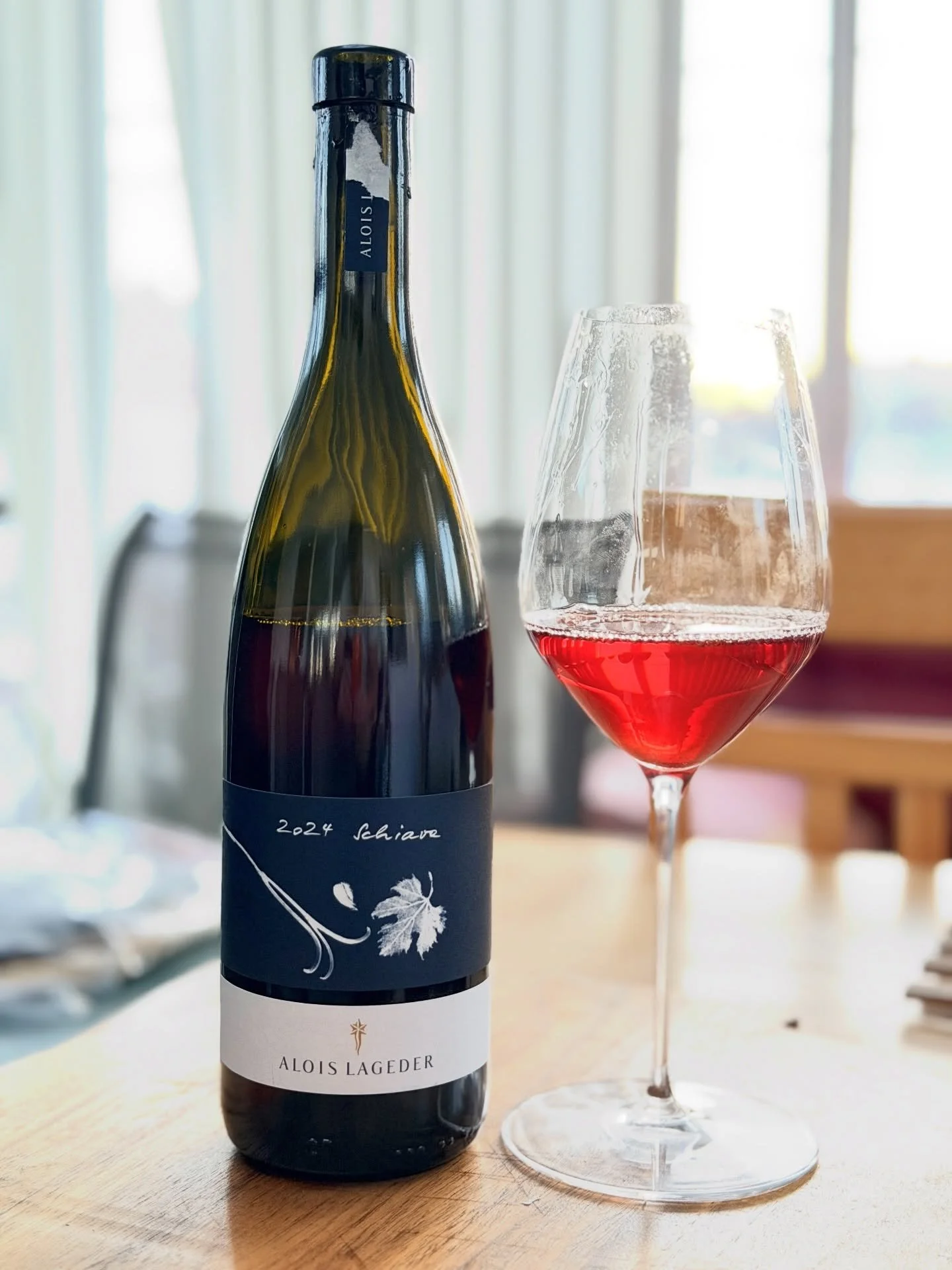 🇮🇹 Alois Lageder &ndash; Schiava (Vernatsch) 2024 | Alto Adige

Fresh 2024 vintage that I couldn&rsquo;t resist opening right away &mdash; light in colour, super easy to drink, and perfect when you want a red without the weight.

Alois Lageder is o