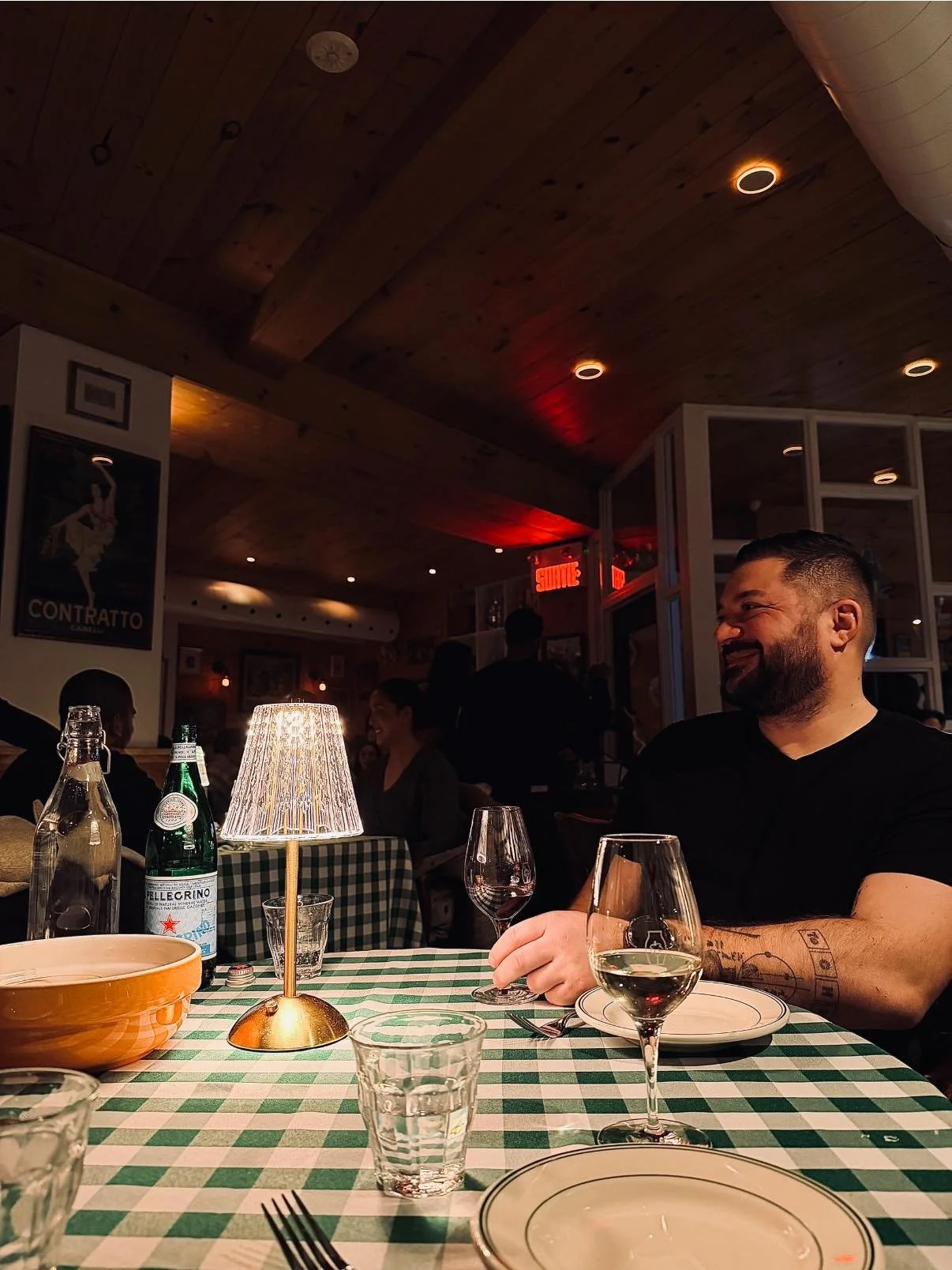 Cozy setup, great friends, snowy night, delicious food&hellip; and a glass of red wine ! 🍷  who says we can&rsquo;t have fun in the winter in Montr&eacute;al !

&bull;
&bull;
#montreal #restaurant #nightlife #foodandwine #mtlrestaurant