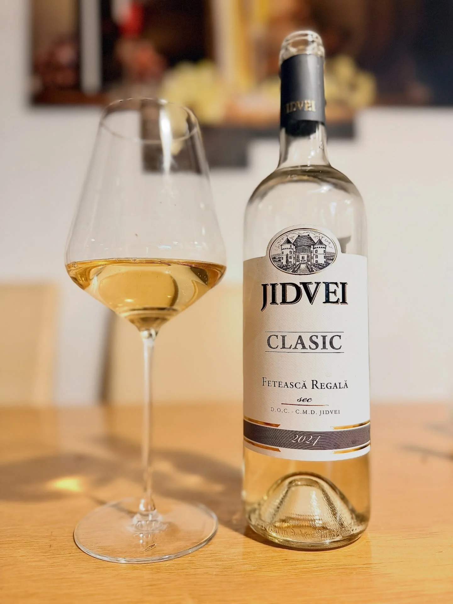 Do you know Fetească Regală? 🍷 🍇 

This elegant white grape is one of Romania&rsquo;s native varietals &mdash; semi-aromatic, vibrant, and incredibly refreshing. The Jidvei Clasic Fetească Regală, from Jidvei in Transylvania, Romania &mdash; one of