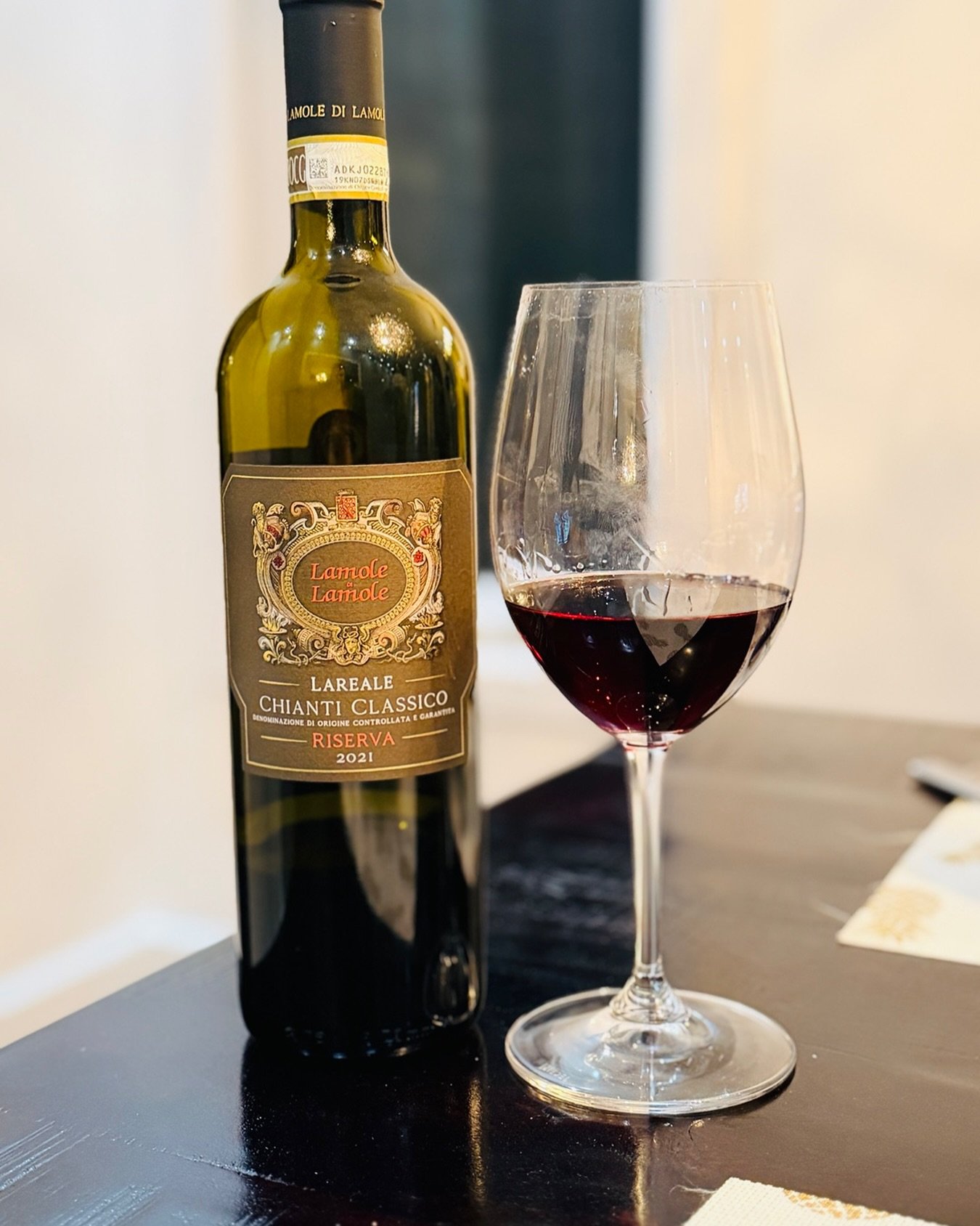 Chianti Classico Riserva Lamole 2021🍷🇮🇹

From the high hills of Lamole in Chianti Classico, where vineyards sit around 400&ndash;650 m and grow on the classic alberese limestone and galestro soils of the region.

As a Riserva, the wine ages at lea