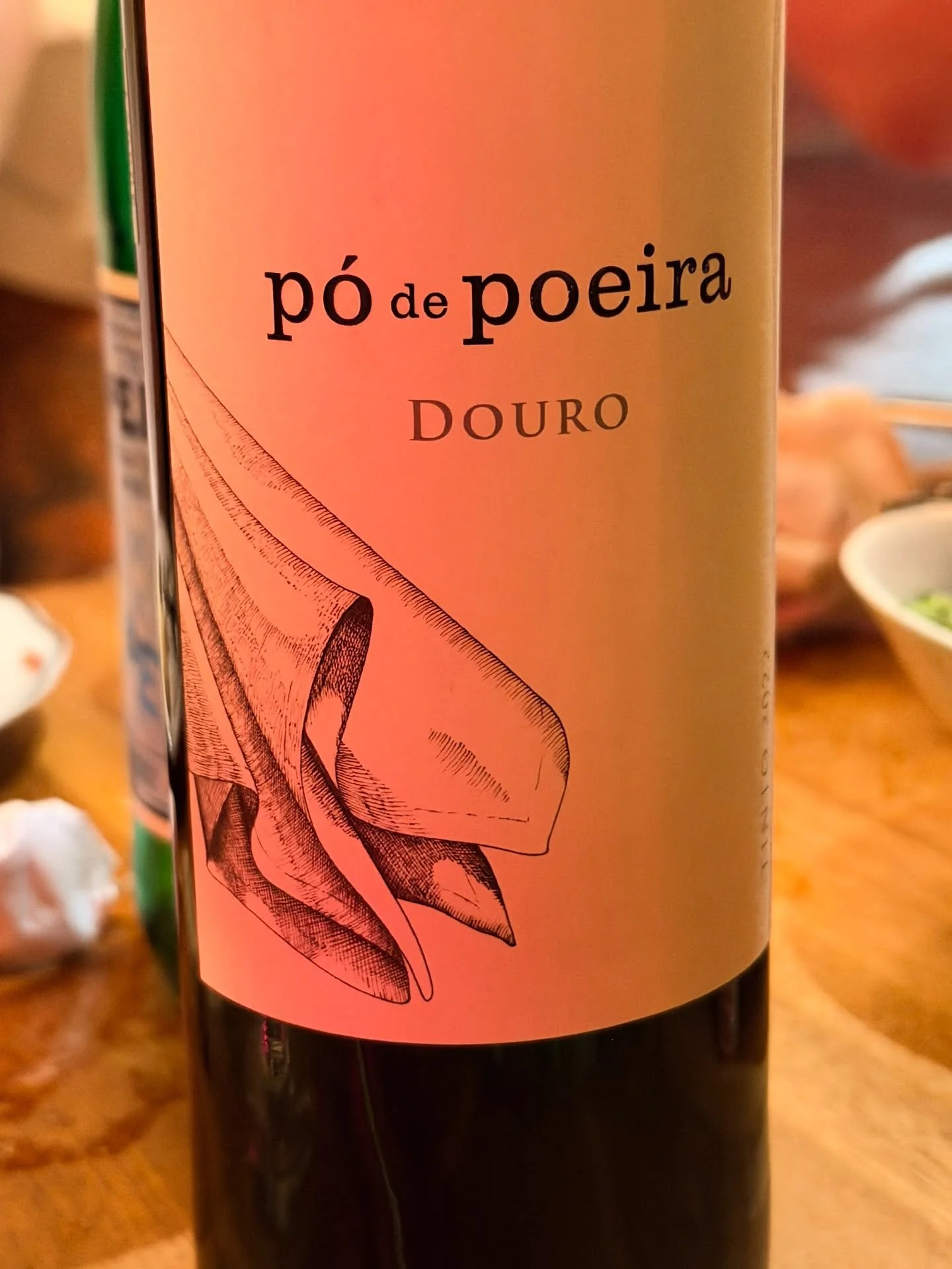 P&oacute; de Poeira &mdash; Douro DOC 🇵🇹

&ldquo;P&oacute; de Poeira&rdquo; literally means &ldquo;dust powder&rdquo;, a poetic reference to the rugged, dry landscape of the Douro Valley where this wine is born.

Produced by Portuguese winemaker Jo