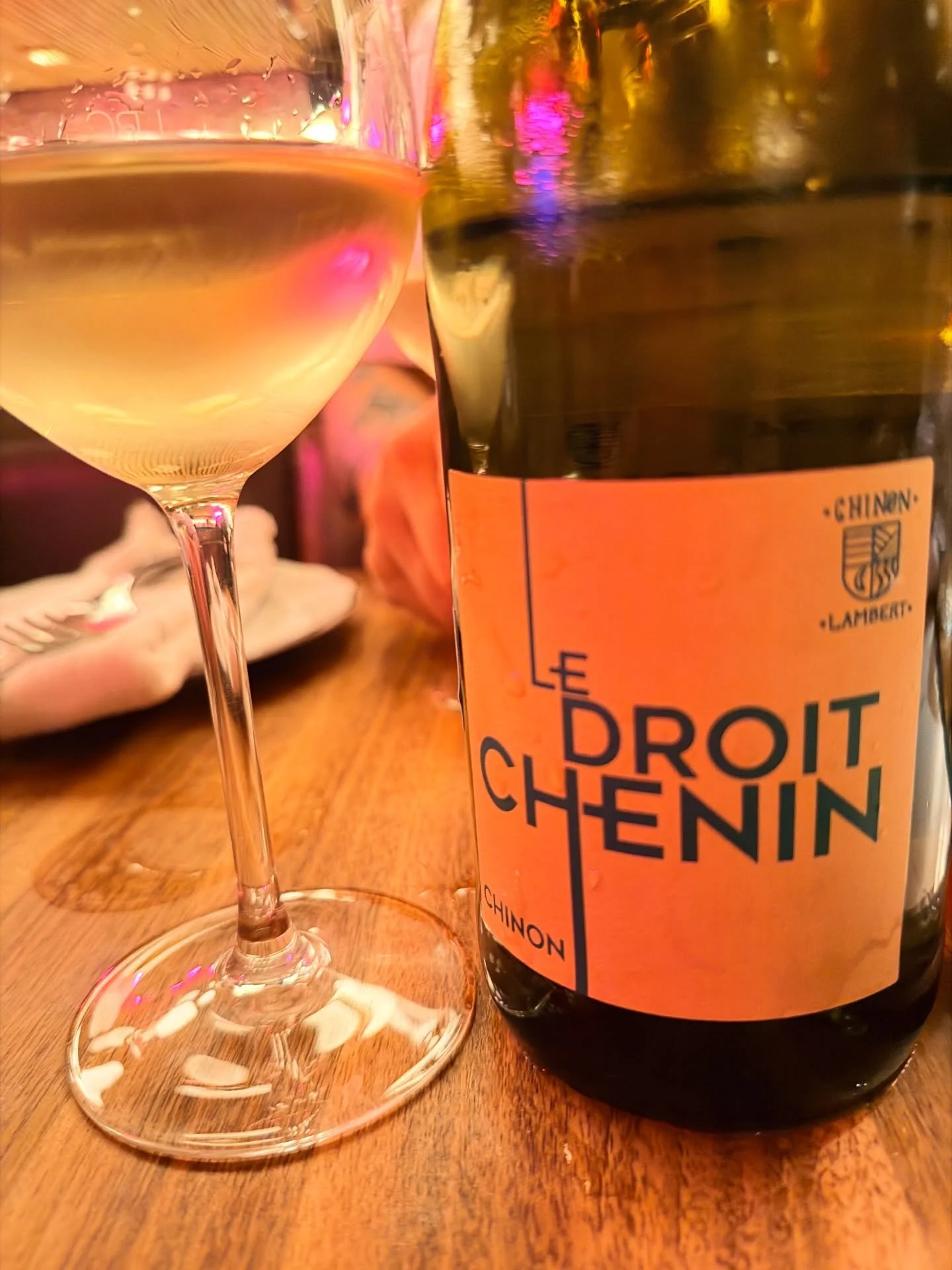 &ldquo;Le Droit Chenin&rdquo; Domaine B&eacute;atrice et Pascal Lambert &ndash; Chinon
100% Chenin Blanc 🇫🇷 

Family estate founded in 1987, working organic for 20+ years and biodynamic since 2005, focused on expressing terroir with minimal interve