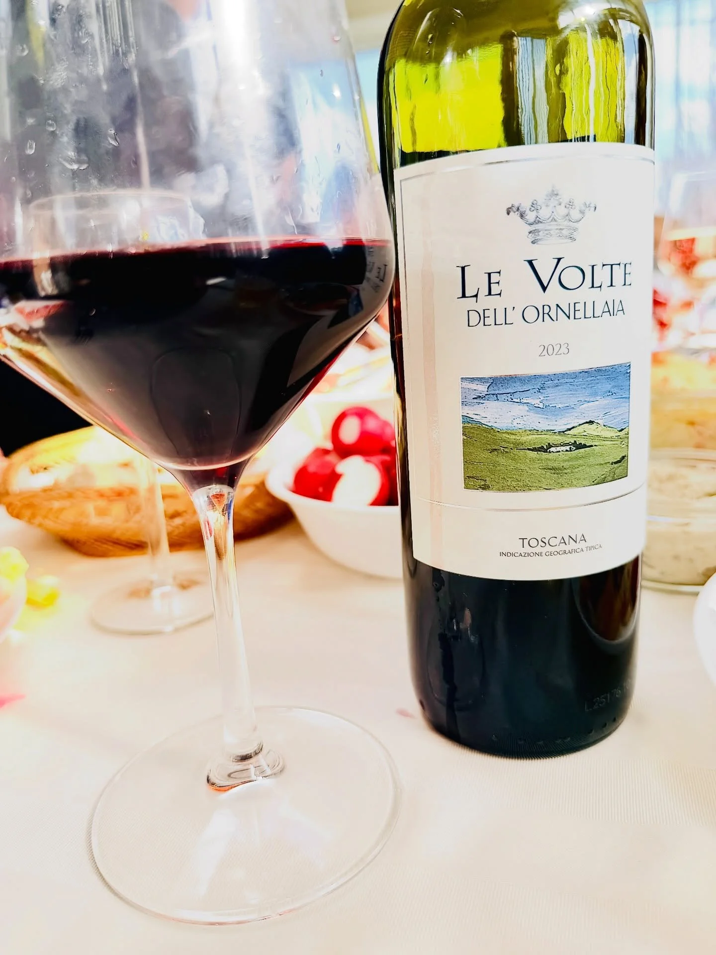 Le Volte dell&rsquo;Ornellaia 2023 &ndash; Toscana 🇮🇹 

From Bolgheri, on the Tuscan coast, this is a blend of Cabernet Sauvignon, Merlot, and a touch of Petit Verdot. Ripe, Mediterranean style but still balanced.

On the nose, think dark berries( 