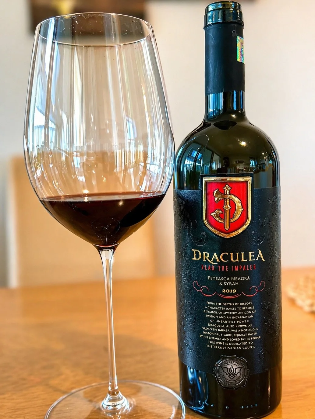 Draculea &ndash; Fetească Neagră &amp; Syrah (2019) 🇷🇴 

Deep ruby with garnet reflections.

On the nose, medium+ intensity with a layered profile: sweet spices, licorice, black pepper, and a subtle meaty edge. Dark fruit dominates &mdash; blackber