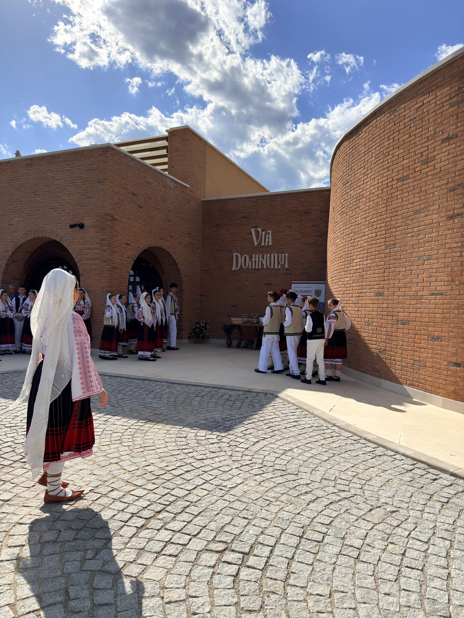 On the 3rd day of VINARIUM International Wine Contest @vinarium_iwc we were hosted at Via Domnului  @viadomnului for a the flower festivities, a group of young traditional dancers and a delicious traditional meal !  A great experience for the interna
