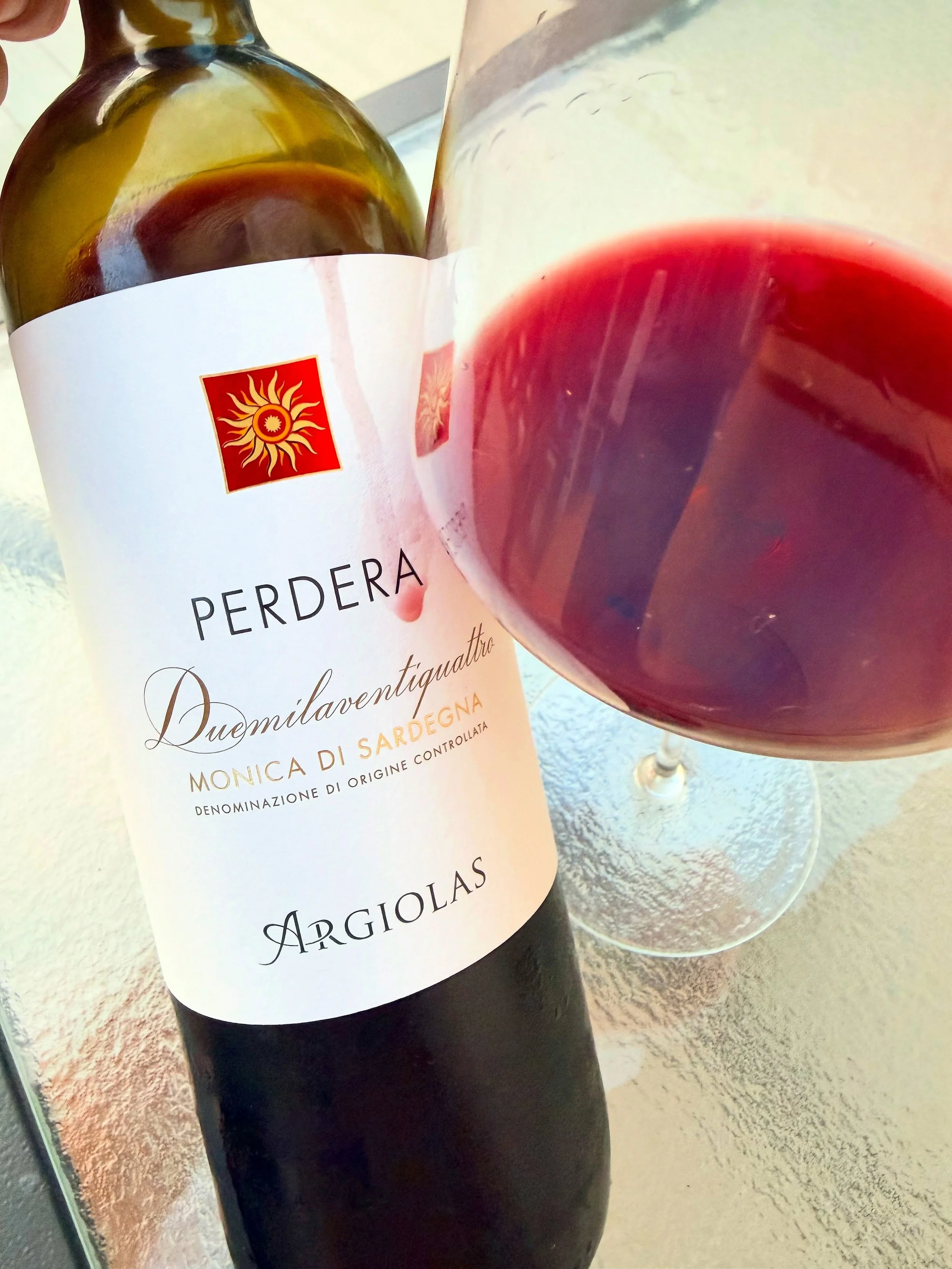 Argiolas Perdera Monica di Sardegna 2024 🍷🇮🇹

In my line of work, I taste wines from all over the world, but it&rsquo;s always exciting when an indigenous variety surprises me. This time, it was Monica, a native grape of Sardinia. 🇮🇹

From the v